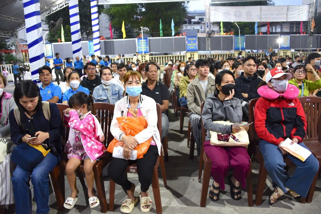 H&agrave;ng ngh&igrave;n c&ocirc;ng nh&acirc;n ở TP.HCM về qu&ecirc; đ&oacute;n Tết tr&ecirc;n những chuyến xe nghĩa t&igrave;nh- Ảnh 1.