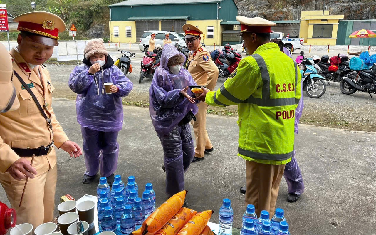 Trạm dừng ch&acirc;n 0 đồng tr&ecirc;n QL6, ấm l&ograve;ng người d&acirc;n về qu&ecirc; đ&oacute;n Tết