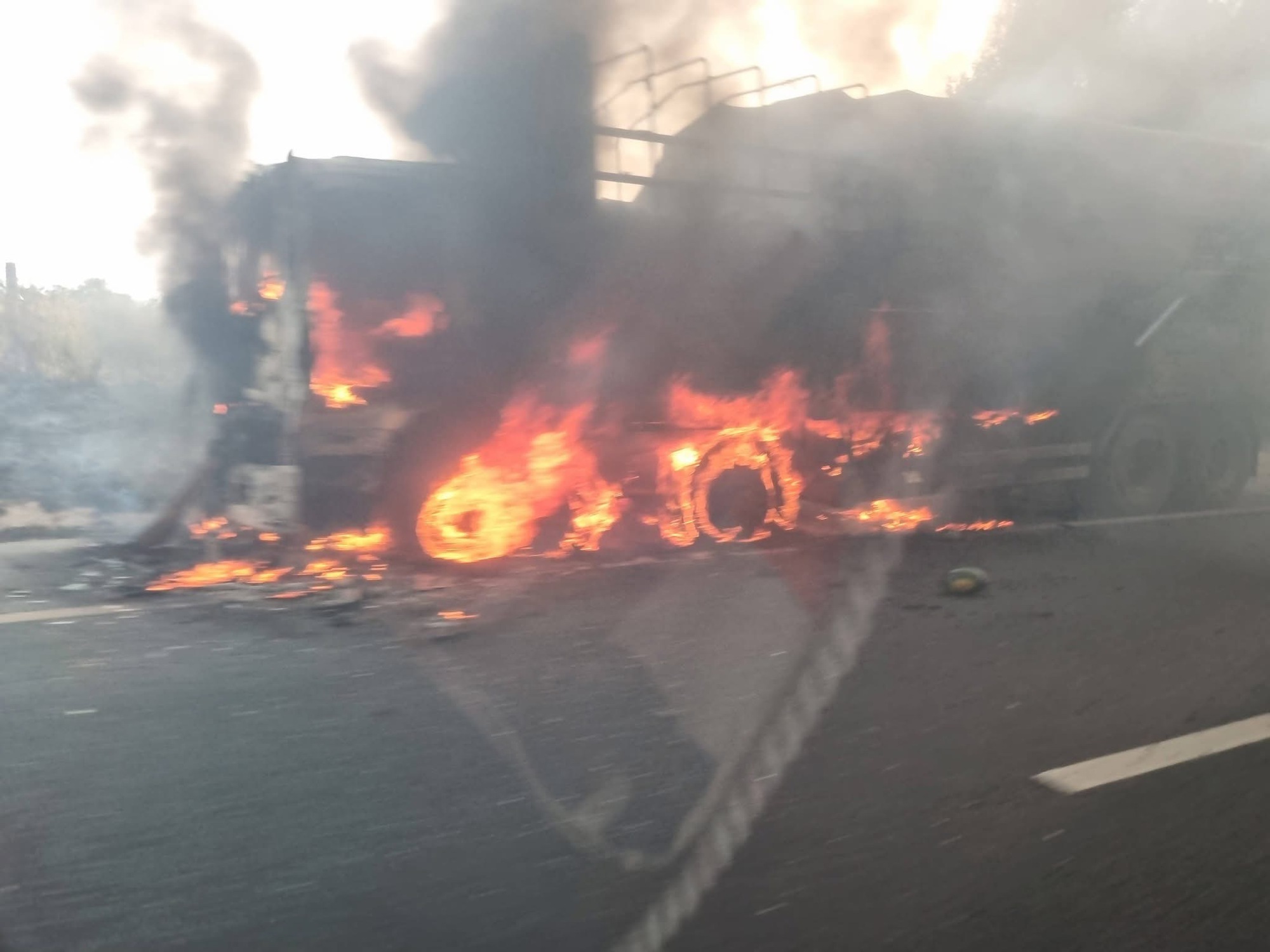 Xe tải b&ugrave;ng ch&aacute;y dữ dội tr&ecirc;n cao tốc Phan Thiết - Dầu Gi&acirc;y- Ảnh 1.