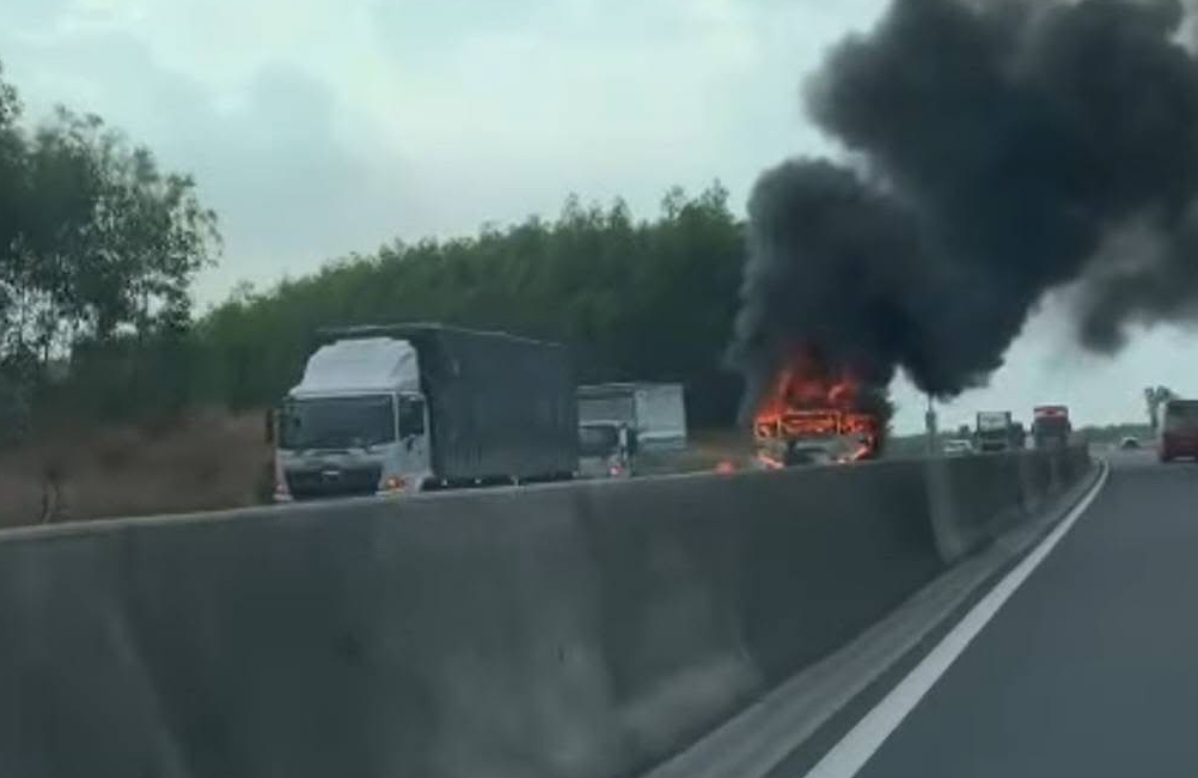 Xe tải b&ugrave;ng ch&aacute;y dữ dội tr&ecirc;n cao tốc Phan Thiết - Dầu Gi&acirc;y- Ảnh 3.