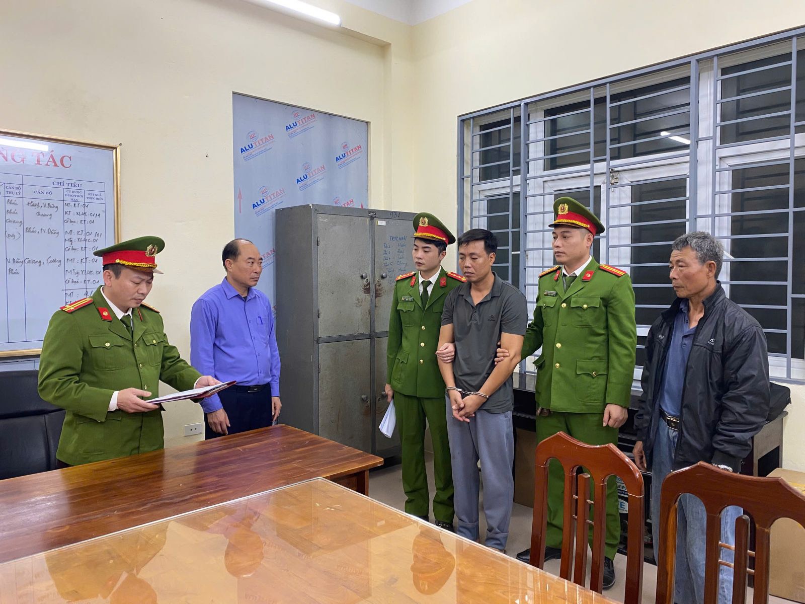 Bắt đối tượng truy n&atilde;, lừa đảo hơn 65 tỷ đồng bằng chi&ecirc;u &ldquo;suất đất dự &aacute;n gi&aacute; ngoại giao"- Ảnh 1.