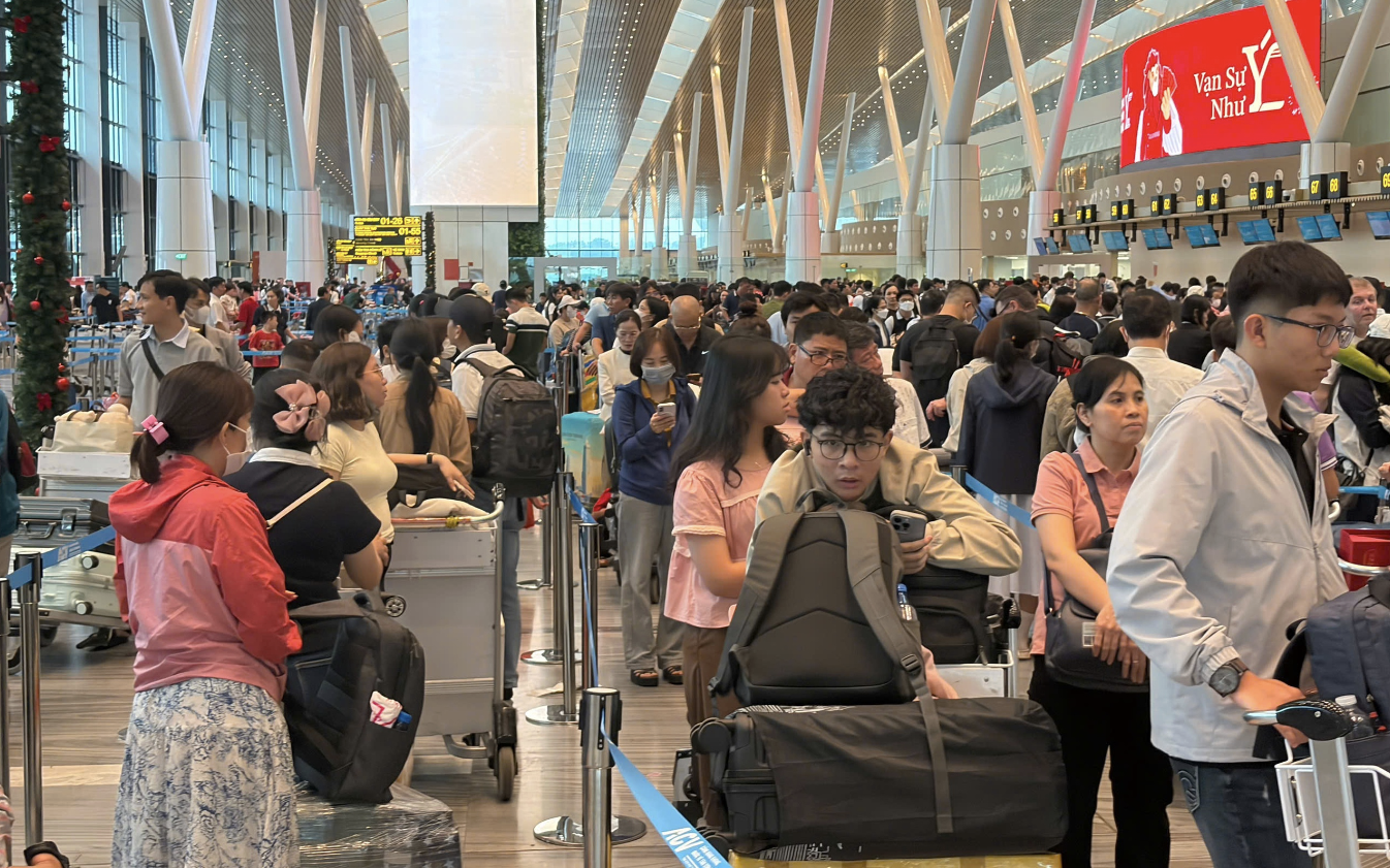Sân bay Tân Sơn Nhất đón gần 159.000 khách ngày 27 Tết, bến xe TP.HCM cũng đông nghẹt- Ảnh 4. 25 Tết, sân bay Tân Sơn Nhất đón hơn 156.000 khách, sân bay, cửa ngõ TP.HCM đông đúc