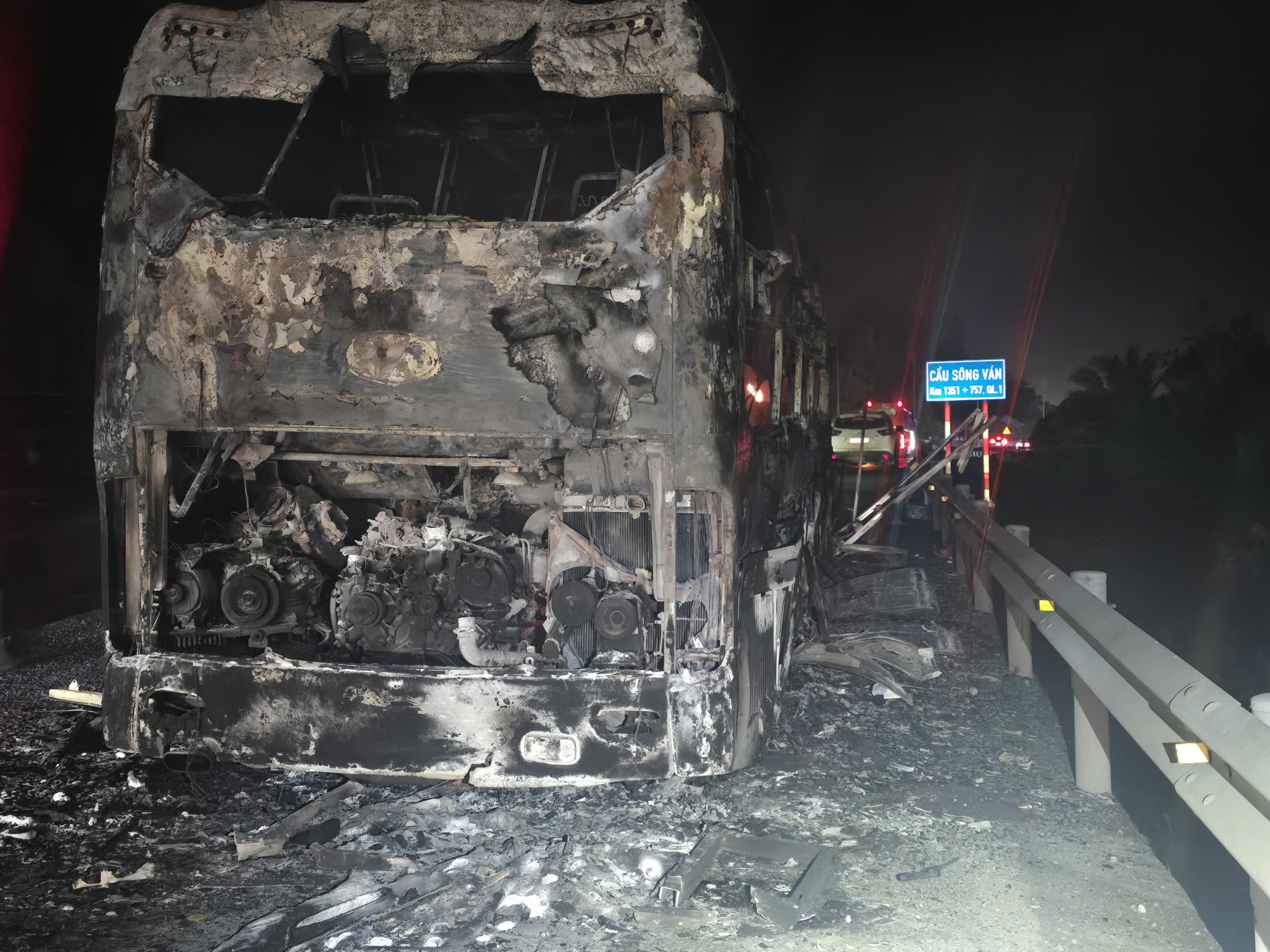 Xe kh&aacute;ch bốc ch&aacute;y trơ khung, t&agrave;i xế v&agrave; h&agrave;nh kh&aacute;ch kịp thời tho&aacute;t nạn- Ảnh 1.