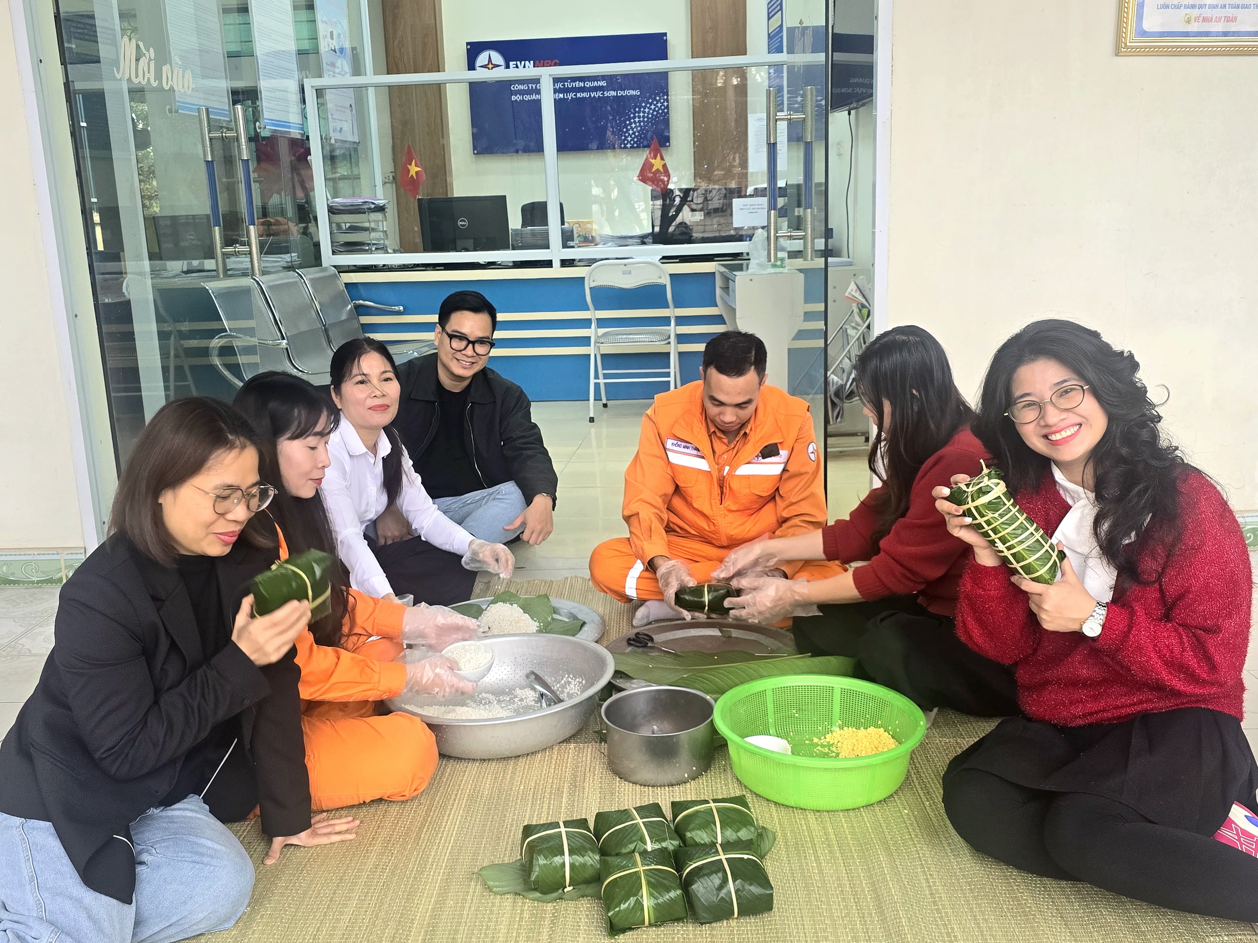 Cuộc chiến thầm lặng giữ sáng dòng điện mùa Xuân- Ảnh 1. Cuộc chiến thầm lặng giữ sáng dòng điện mùa Xuân- Ảnh 1.