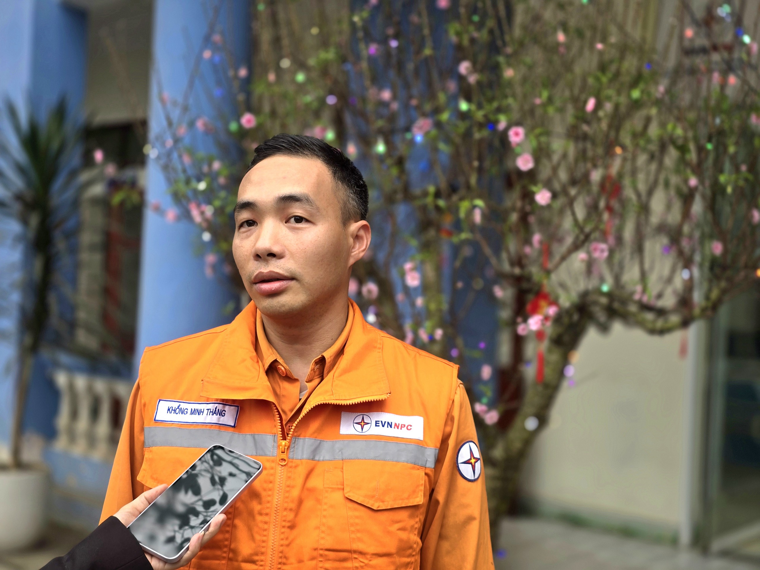 Cuộc chiến thầm lặng giữ sáng dòng điện mùa Xuân- Ảnh 2. Cuộc chiến thầm lặng giữ sáng dòng điện mùa Xuân- Ảnh 2.