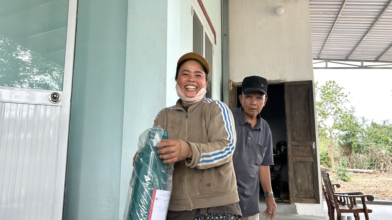 B&agrave; con rốn lũ Ph&uacute; Y&ecirc;n: Rộn r&agrave;ng đ&oacute;n Tết trong ng&ocirc;i nh&agrave; mới- Ảnh 3.