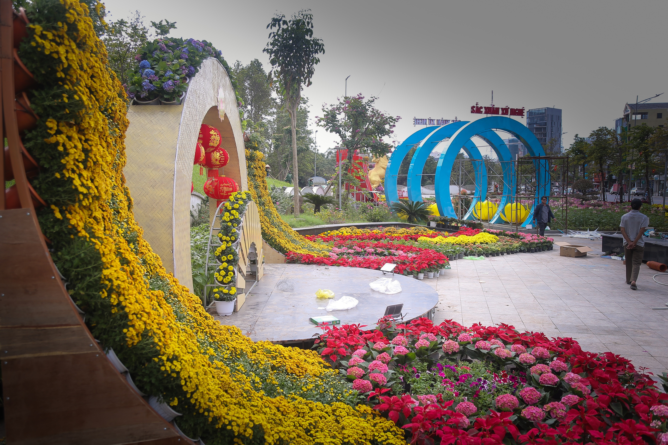 Nghệ An: Người dân đua nhau check-in với đường hoa xuân và linh vật ngựa vàng- Ảnh 3. Nghệ An: Người dân đua nhau check-in với đường hoa xuân và linh vật ngựa vàng- Ảnh 3.