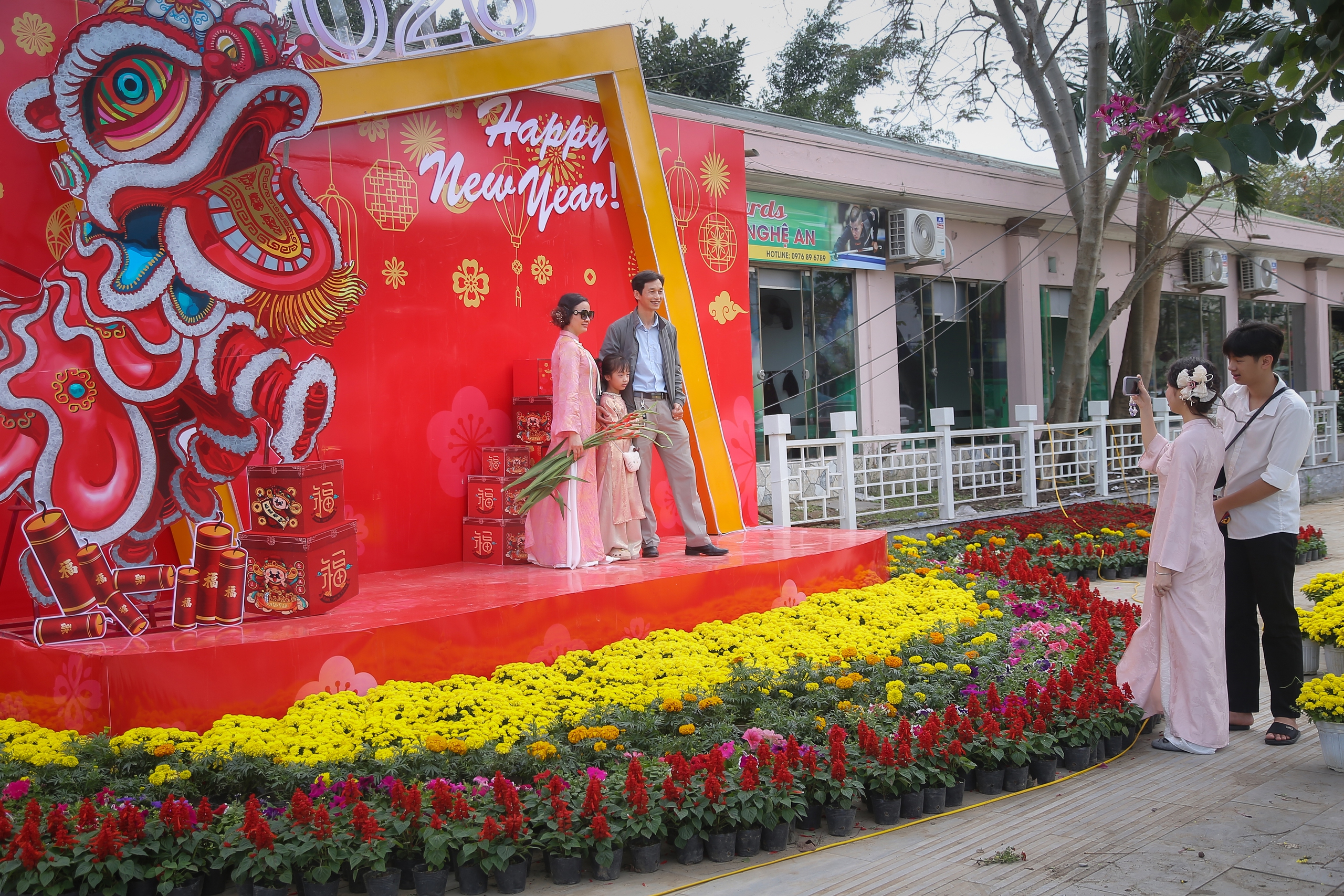 Nghệ An: Người dân đua nhau check-in với đường hoa xuân và linh vật ngựa vàng- Ảnh 8. Nghệ An: Người dân đua nhau check-in với đường hoa xuân và linh vật ngựa vàng- Ảnh 8.