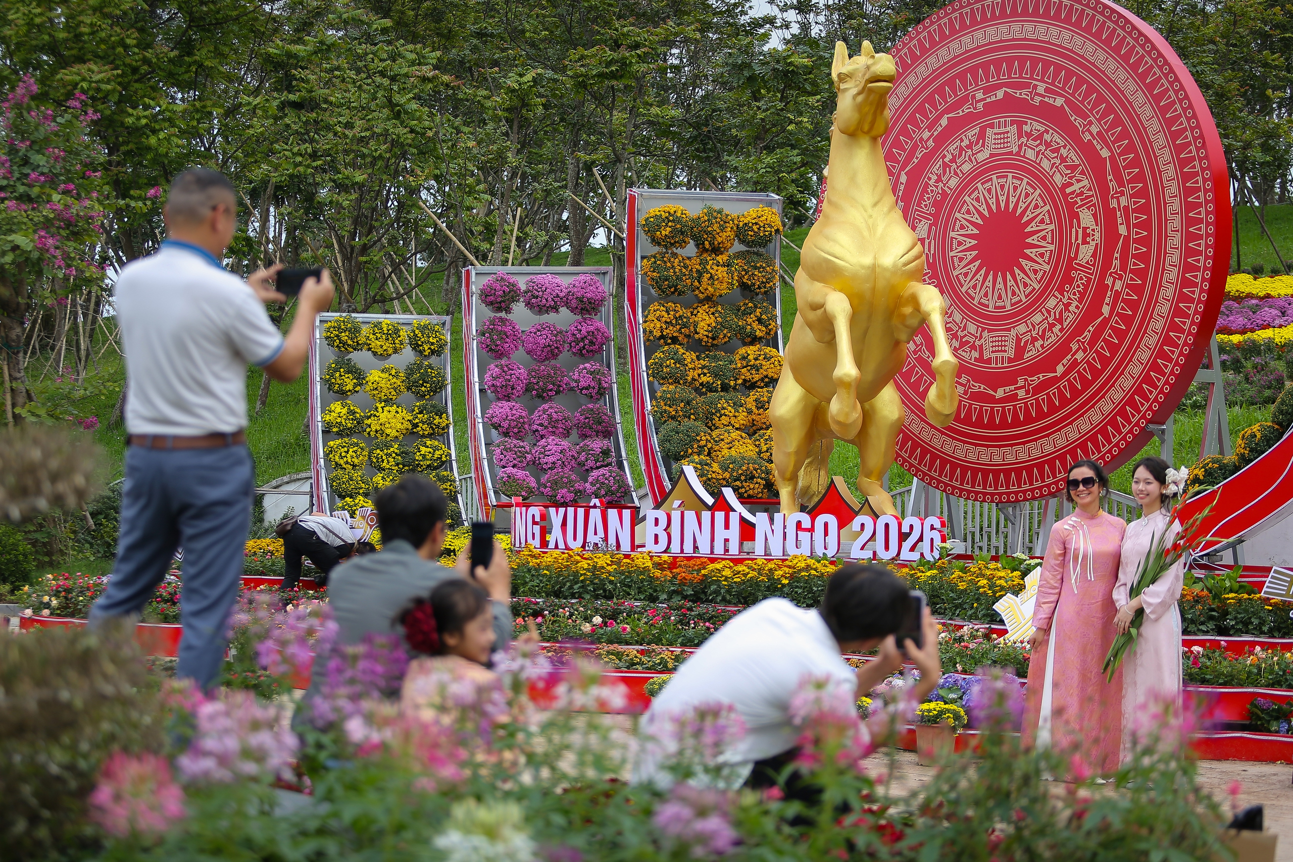 Nghệ An: Người dân đua nhau check-in với đường hoa xuân và linh vật ngựa vàng- Ảnh 4. Nghệ An: Người dân đua nhau check-in với đường hoa xuân và linh vật ngựa vàng- Ảnh 4.