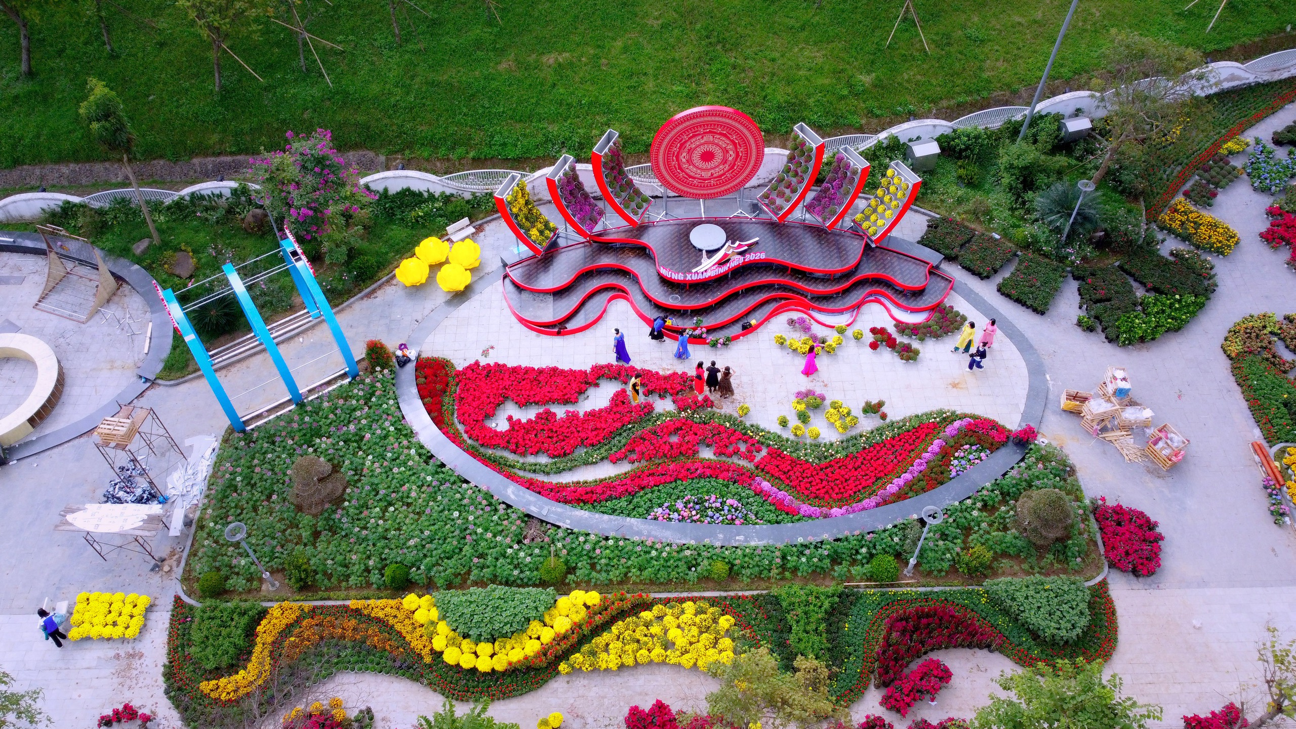 Nghệ An: Người dân đua nhau check-in với đường hoa xuân và linh vật ngựa vàng- Ảnh 7. Nghệ An: Người dân đua nhau check-in với đường hoa xuân và linh vật ngựa vàng- Ảnh 7.