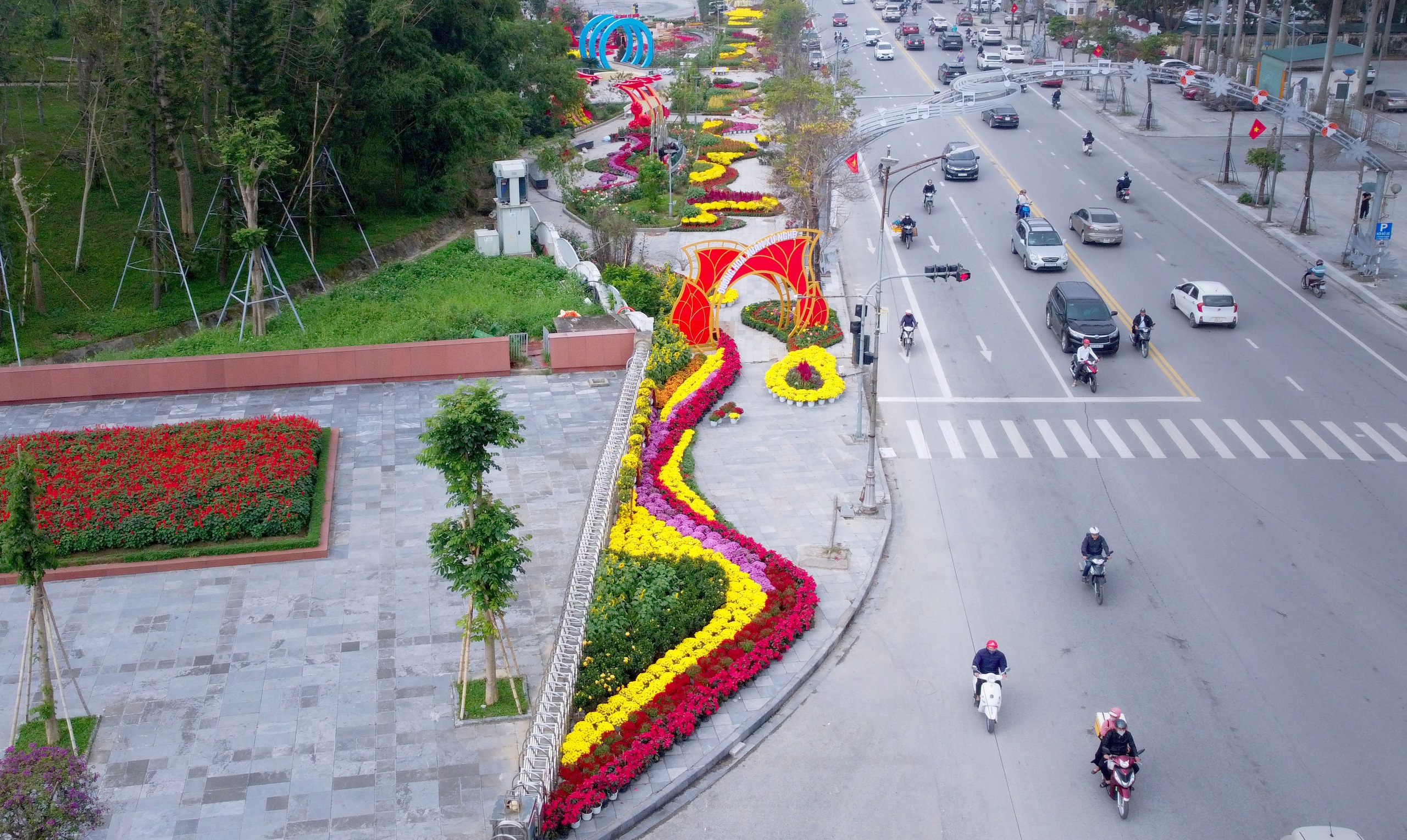 Nghệ An: Người dân đua nhau check-in với đường hoa xuân và linh vật ngựa vàng- Ảnh 1. Nghệ An: Người dân đua nhau check-in với đường hoa xuân và linh vật ngựa vàng- Ảnh 1.