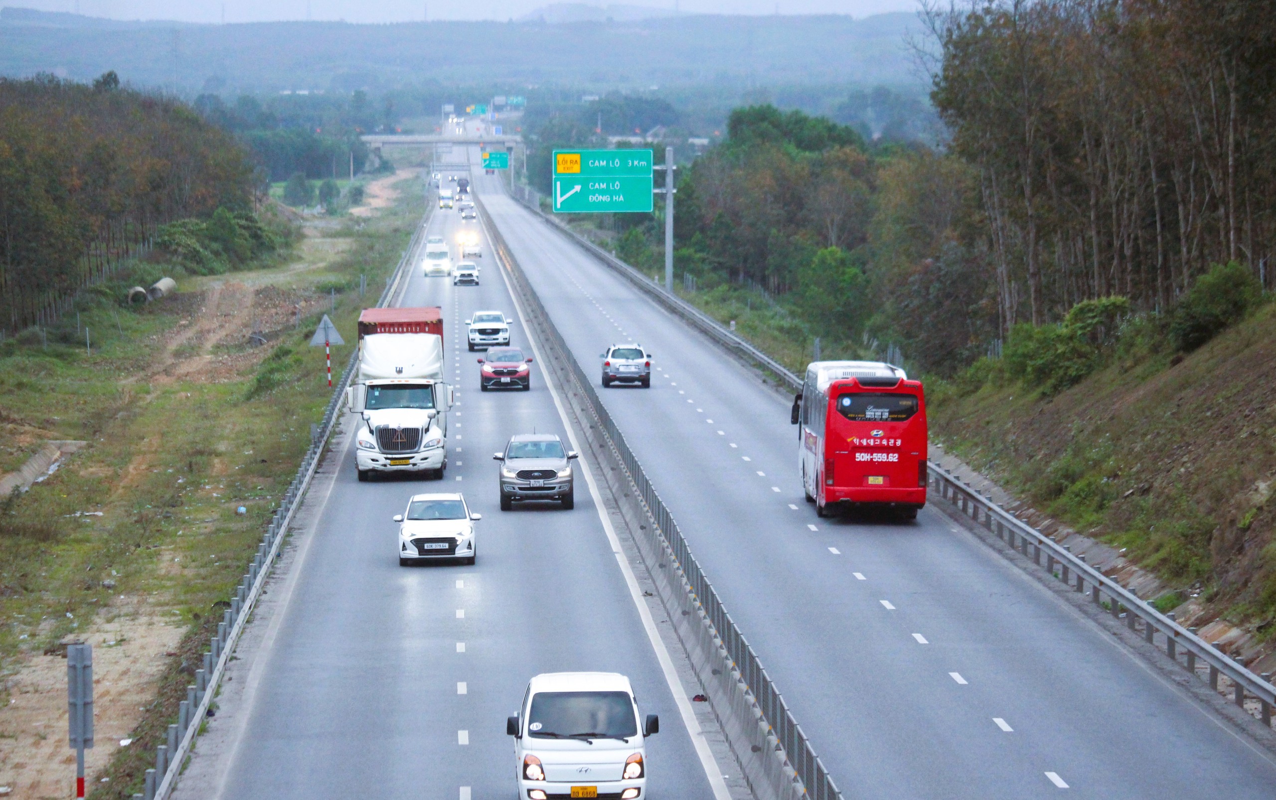 Cao tốc qua Quảng Trị nhộn nhịp xe ra Bắc, giảm tải &aacute;p lực cho QL1, đường Hồ Ch&iacute; Minh- Ảnh 1.