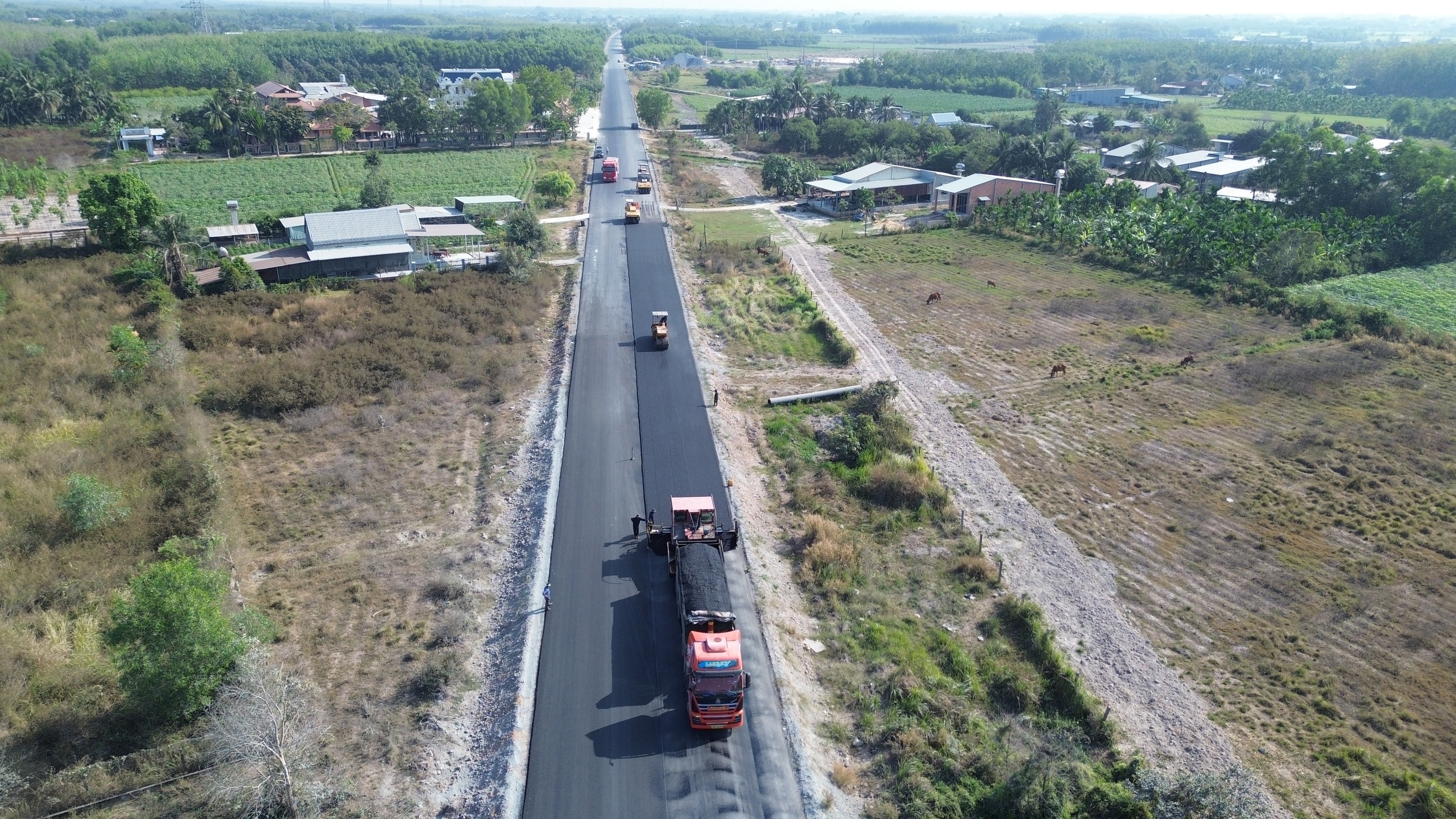 Sôi động công trường đường Hồ Chí Minh đoạn Chơn Thành - Đức Hòa ngày cận Tết- Ảnh 1. Sôi động công trường đường Hồ Chí Minh đoạn Chơn Thành - Đức Hòa ngày cận Tết- Ảnh 1.