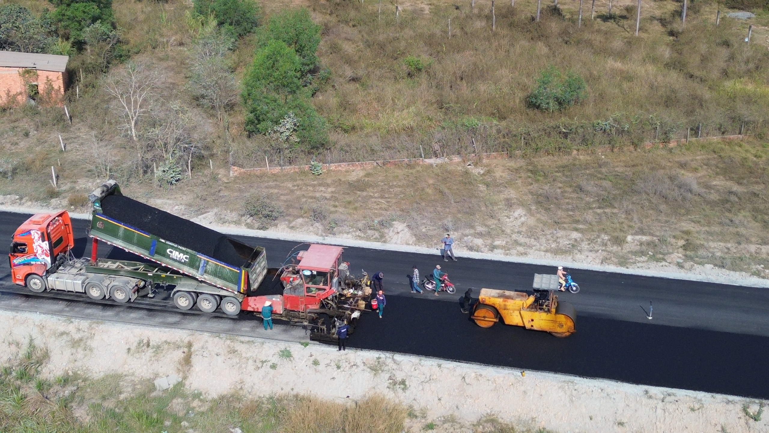 Sôi động công trường đường Hồ Chí Minh đoạn Chơn Thành - Đức Hòa ngày cận Tết- Ảnh 2. Sôi động công trường đường Hồ Chí Minh đoạn Chơn Thành - Đức Hòa ngày cận Tết- Ảnh 2.