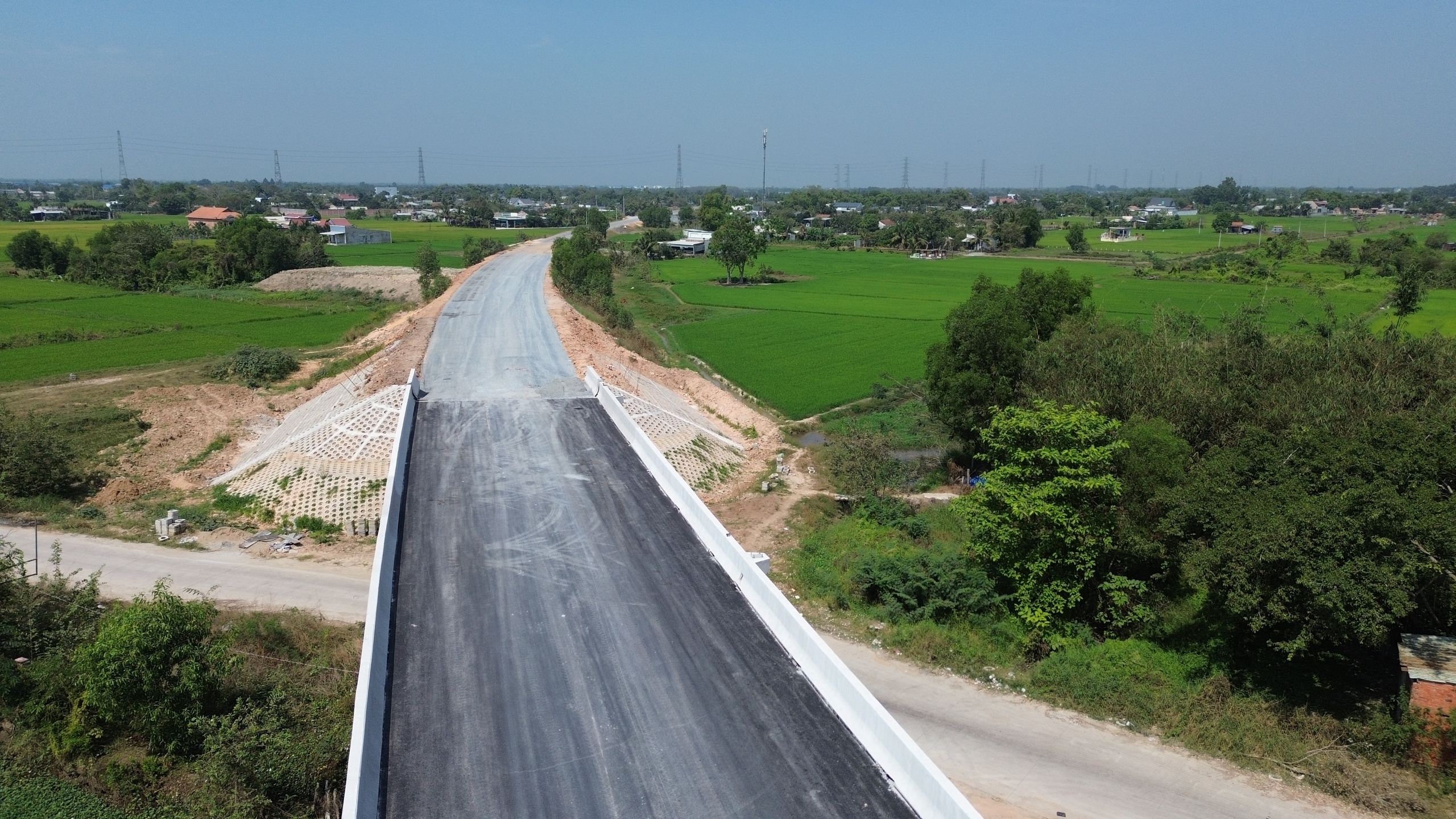 Sôi động công trường đường Hồ Chí Minh đoạn Chơn Thành - Đức Hòa ngày cận Tết- Ảnh 8. Sôi động công trường đường Hồ Chí Minh đoạn Chơn Thành - Đức Hòa ngày cận Tết- Ảnh 8.