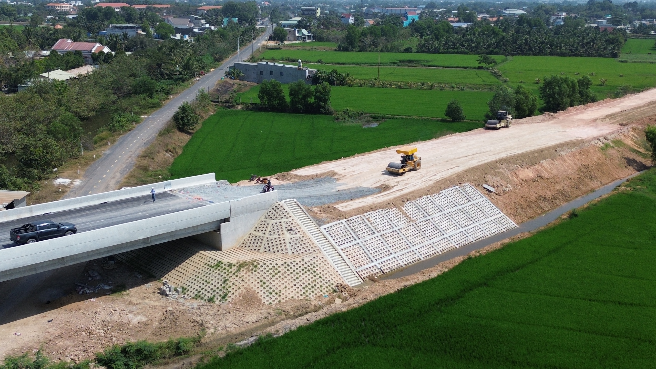 Sôi động công trường đường Hồ Chí Minh đoạn Chơn Thành - Đức Hòa ngày cận Tết- Ảnh 7. Sôi động công trường đường Hồ Chí Minh đoạn Chơn Thành - Đức Hòa ngày cận Tết- Ảnh 7.