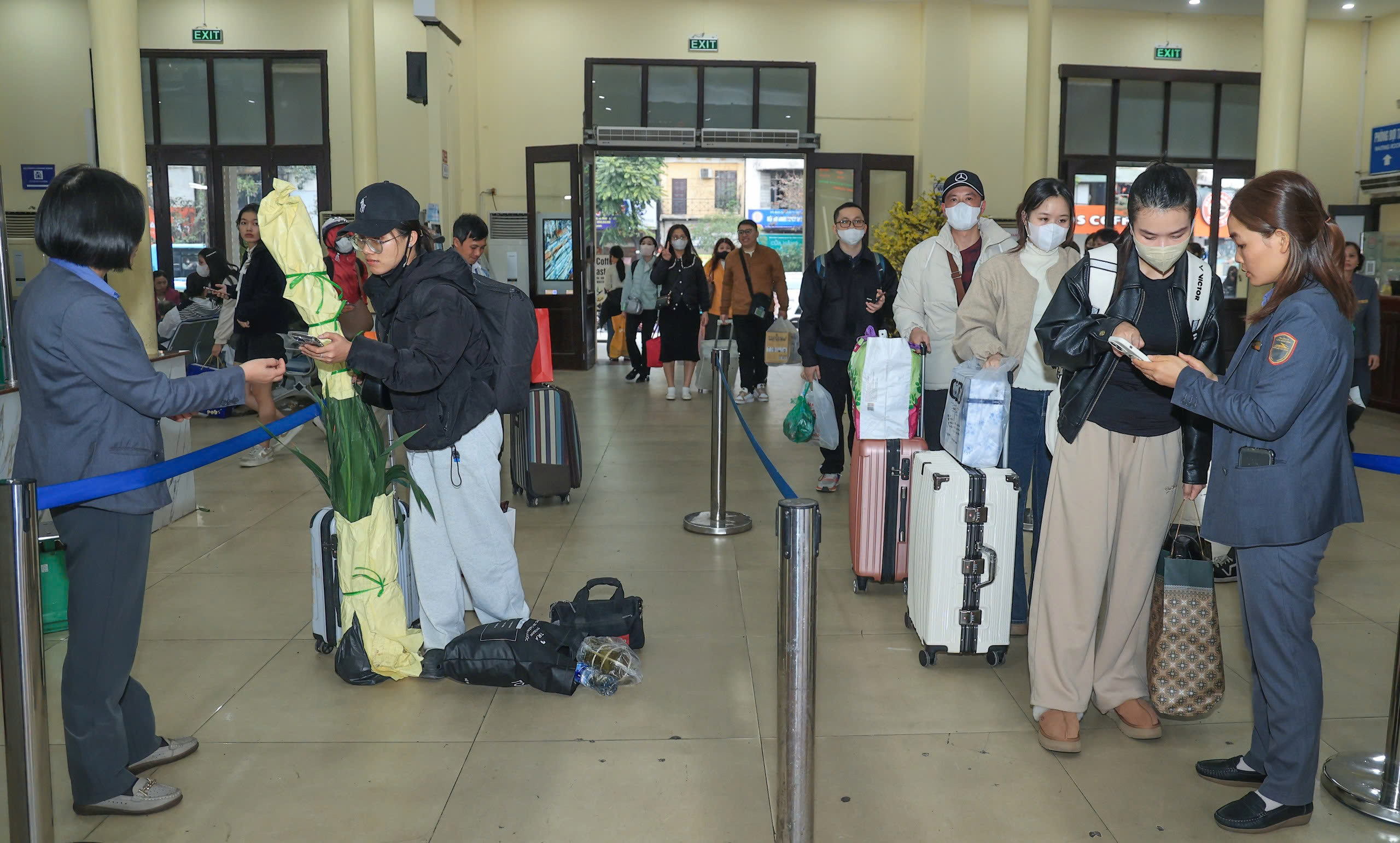 Ng&agrave;y cuối trước Tết B&iacute;nh Ngọ 2026: Ga H&agrave; Nội đ&ocirc;ng k&iacute;n, người người h&aacute;o hức về nh&agrave;- Ảnh 1.