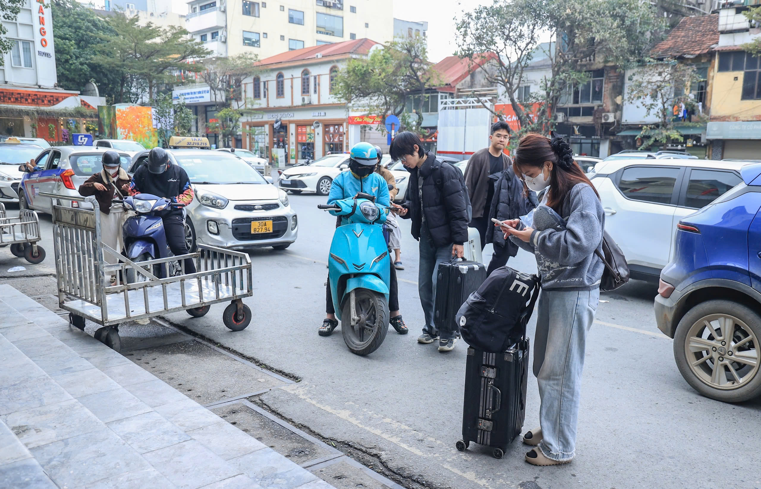 Ng&agrave;y cuối trước Tết B&iacute;nh Ngọ 2026: Ga H&agrave; Nội đ&ocirc;ng k&iacute;n, người người h&aacute;o hức về nh&agrave;- Ảnh 3.