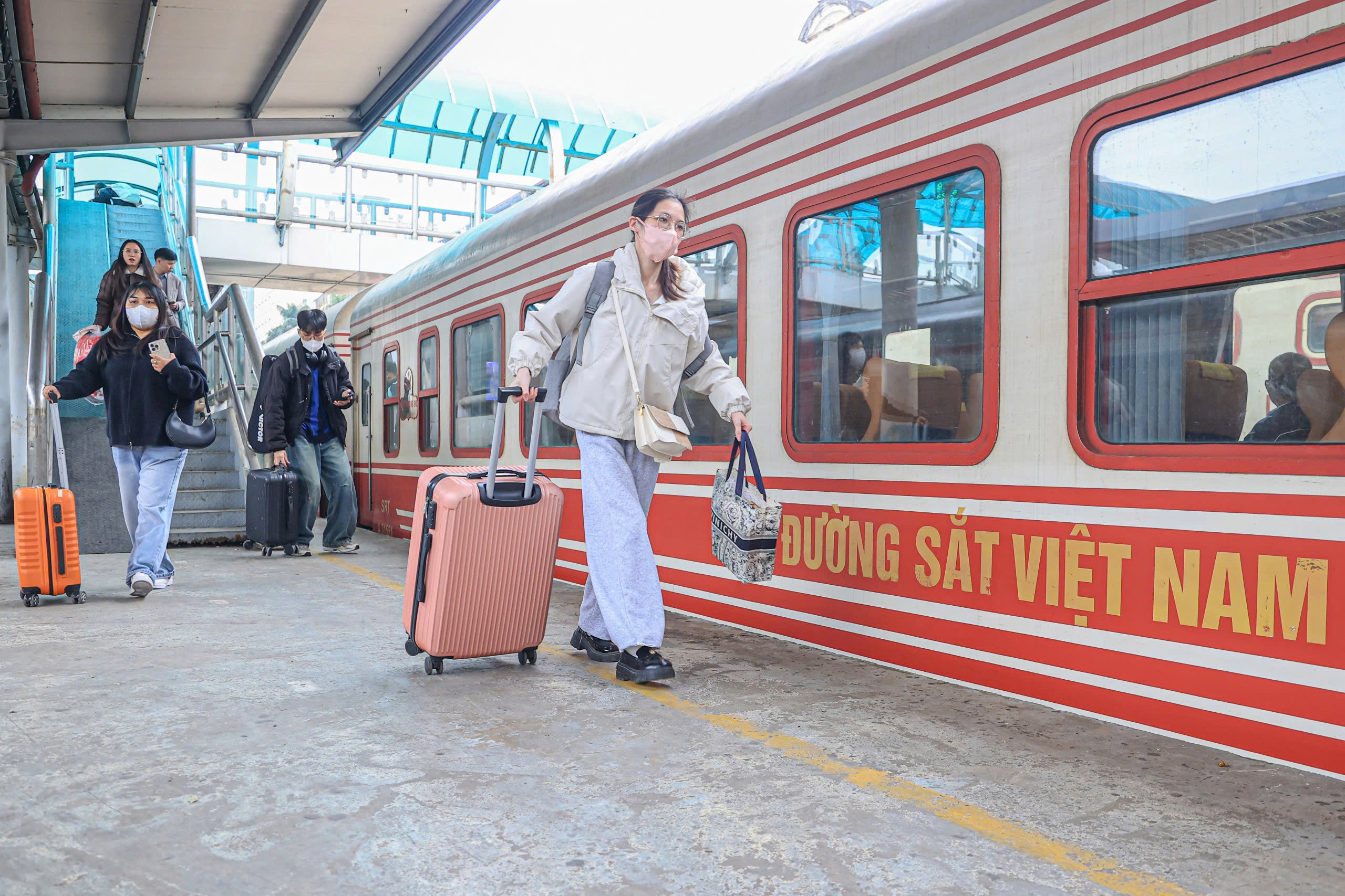 Ng&agrave;y cuối trước Tết B&iacute;nh Ngọ 2026: Ga H&agrave; Nội đ&ocirc;ng k&iacute;n, người người h&aacute;o hức về nh&agrave;- Ảnh 10.