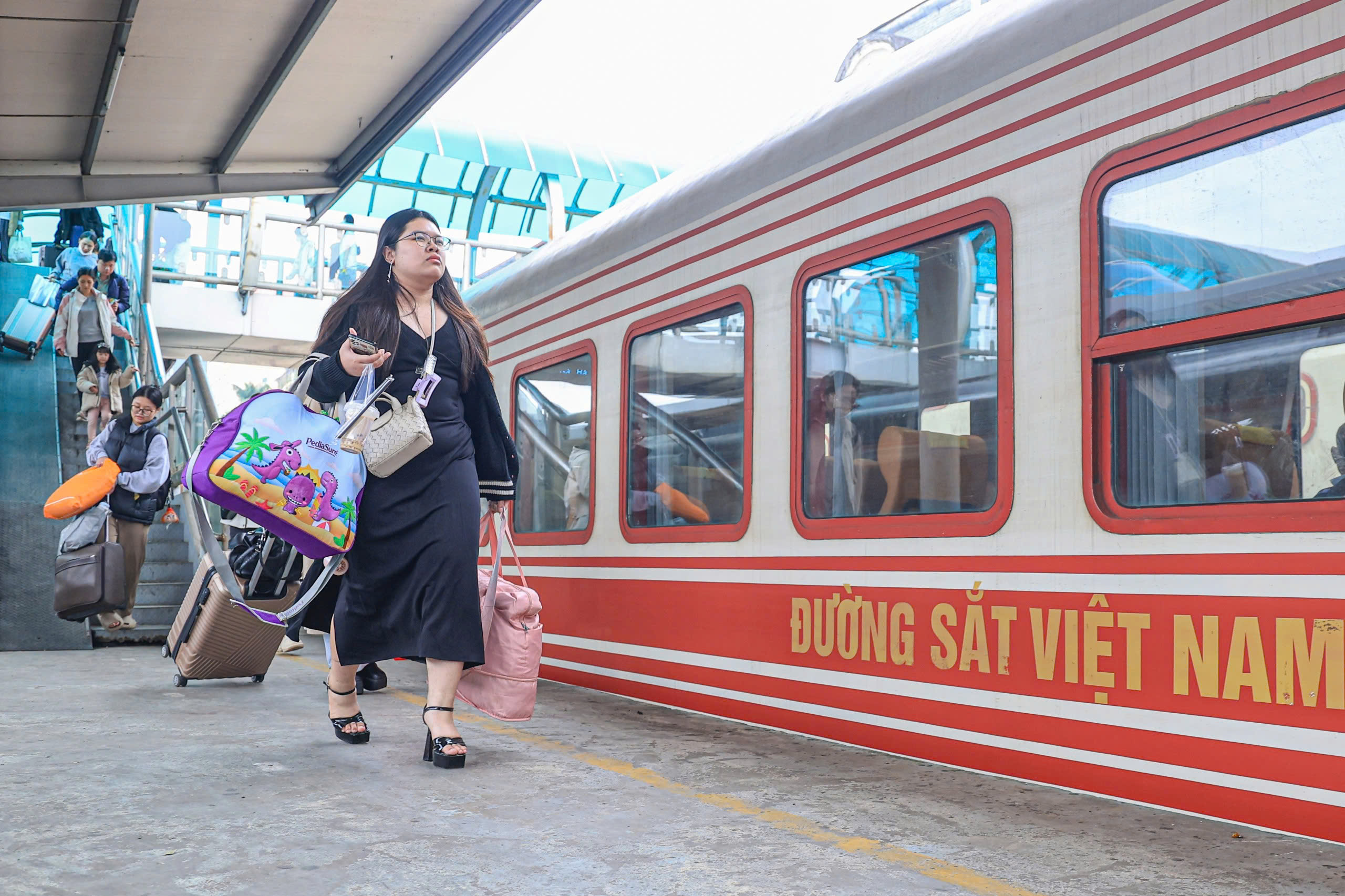 Ng&agrave;y cuối trước Tết B&iacute;nh Ngọ 2026: Ga H&agrave; Nội đ&ocirc;ng k&iacute;n, người người h&aacute;o hức về nh&agrave;- Ảnh 7.