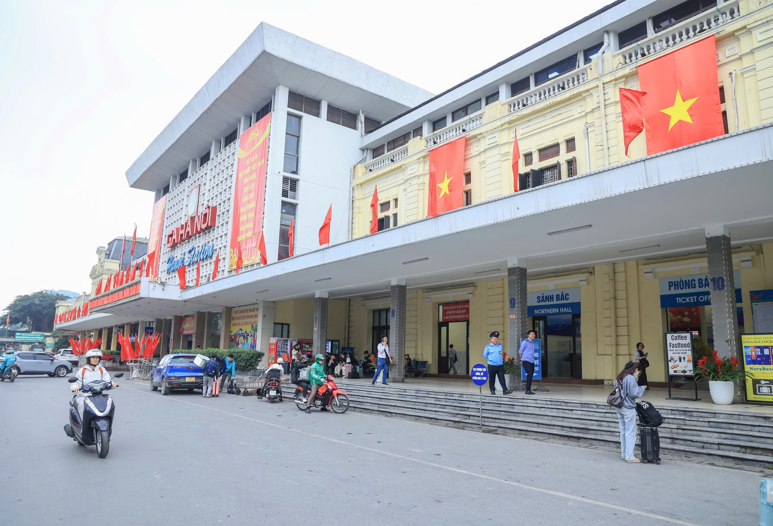 Ng&agrave;y cuối trước Tết B&iacute;nh Ngọ 2026: Ga H&agrave; Nội đ&ocirc;ng k&iacute;n, người người h&aacute;o hức về nh&agrave;- Ảnh 14.