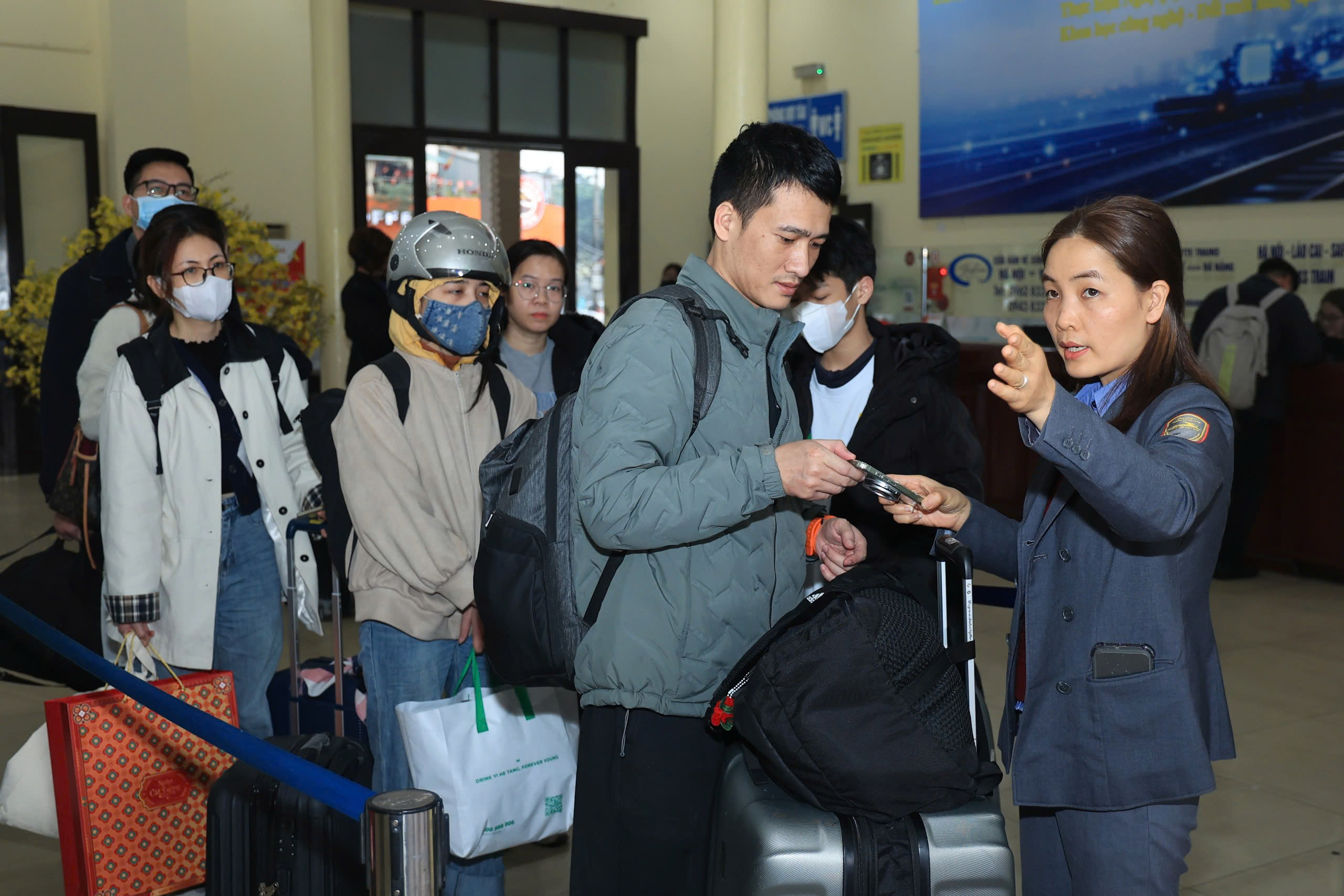 Ng&agrave;y cuối trước Tết B&iacute;nh Ngọ 2026: Ga H&agrave; Nội đ&ocirc;ng k&iacute;n, người người h&aacute;o hức về nh&agrave;- Ảnh 5.