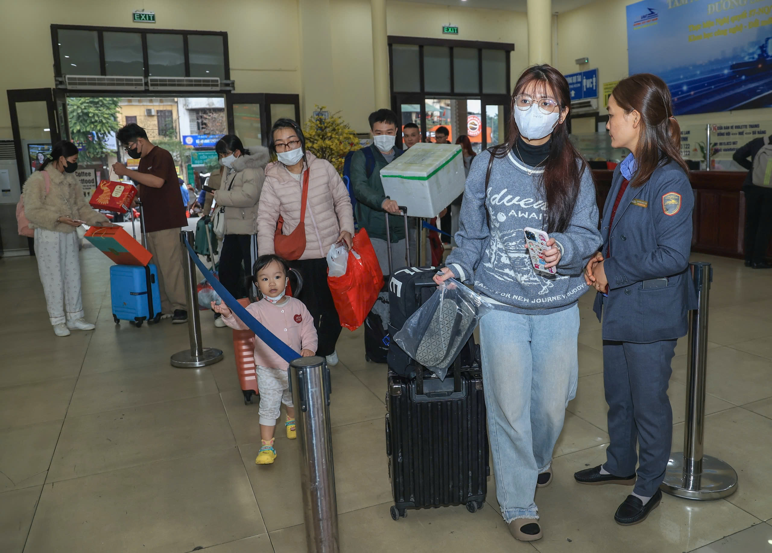 Ng&agrave;y cuối trước Tết B&iacute;nh Ngọ 2026: Ga H&agrave; Nội đ&ocirc;ng k&iacute;n, người người h&aacute;o hức về nh&agrave;- Ảnh 6.