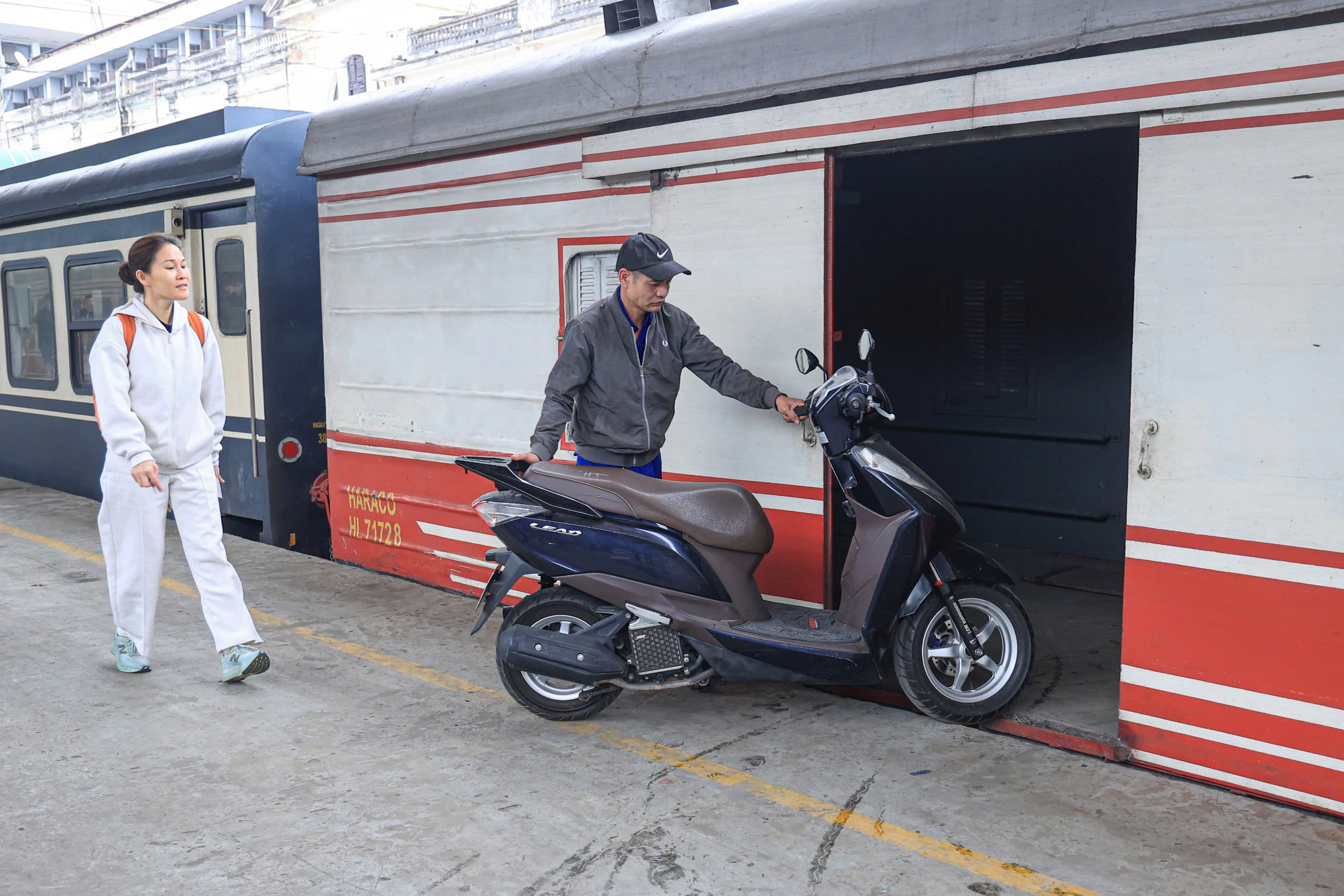 Ng&agrave;y cuối trước Tết B&iacute;nh Ngọ 2026: Ga H&agrave; Nội đ&ocirc;ng k&iacute;n, người người h&aacute;o hức về nh&agrave;- Ảnh 9.