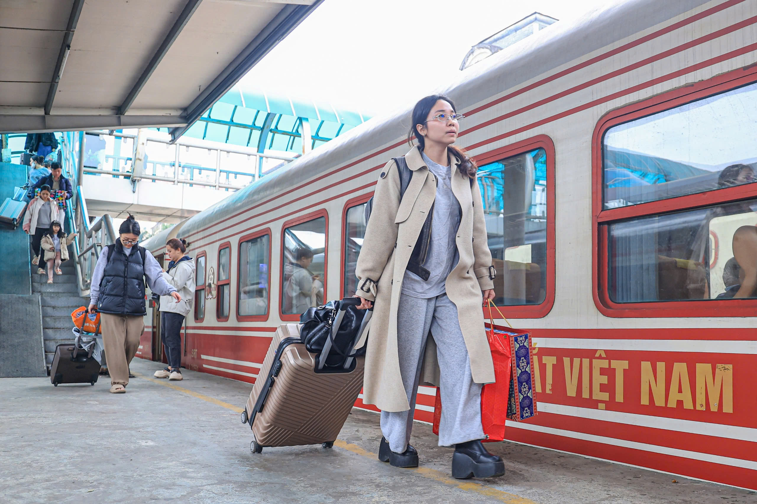 Ng&agrave;y cuối trước Tết B&iacute;nh Ngọ 2026: Ga H&agrave; Nội đ&ocirc;ng k&iacute;n, người người h&aacute;o hức về nh&agrave;- Ảnh 11.