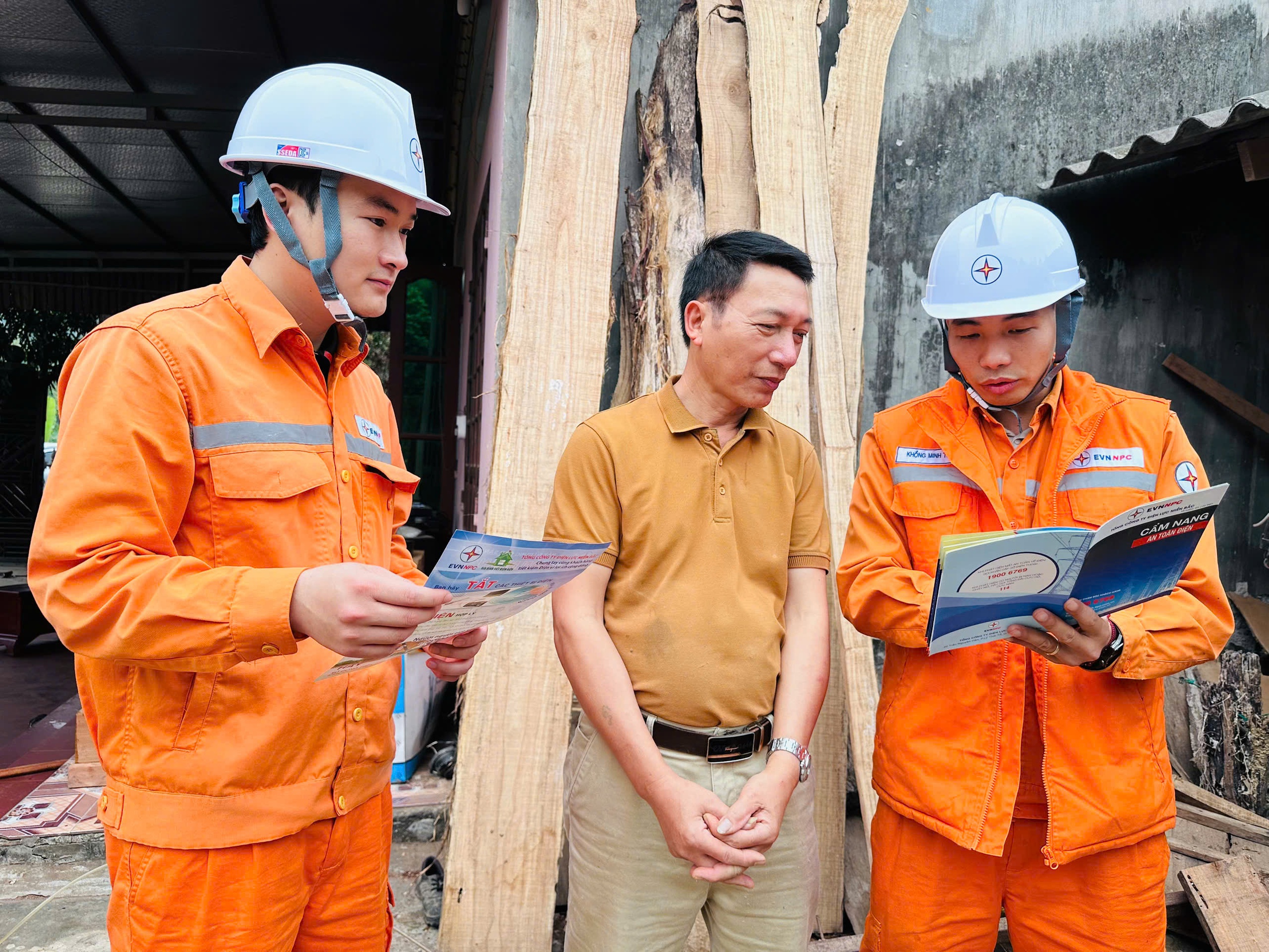 Cuộc chiến thầm lặng giữ sáng dòng điện mùa Xuân- Ảnh 4. Cuộc chiến thầm lặng giữ sáng dòng điện mùa Xuân- Ảnh 4.