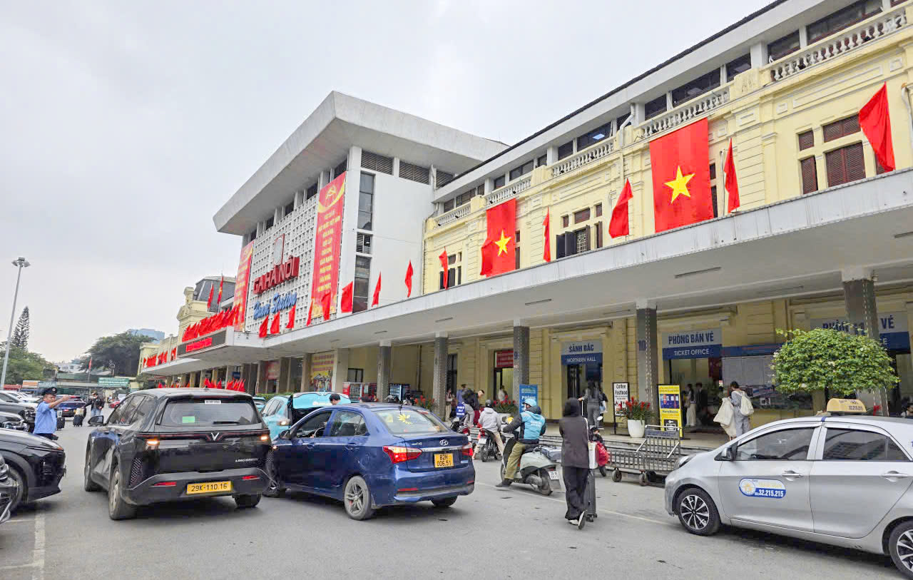 Ng&agrave;y cuối trước Tết B&iacute;nh Ngọ 2026: Ga H&agrave; Nội đ&ocirc;ng k&iacute;n, người người h&aacute;o hức về nh&agrave;- Ảnh 2.
