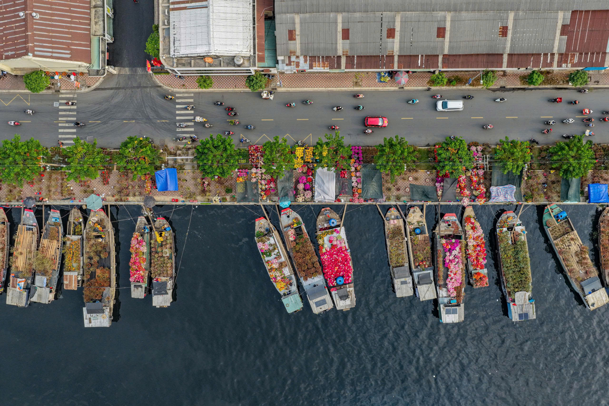 TP.HCM rộn ràng điểm du xuân, thu hút người dân dịp tết Bính Ngọ 2026- Ảnh 11. TP.HCM rộn ràng điểm du xuân, thu hút người dân dịp tết Bính Ngọ 2026- Ảnh 11.