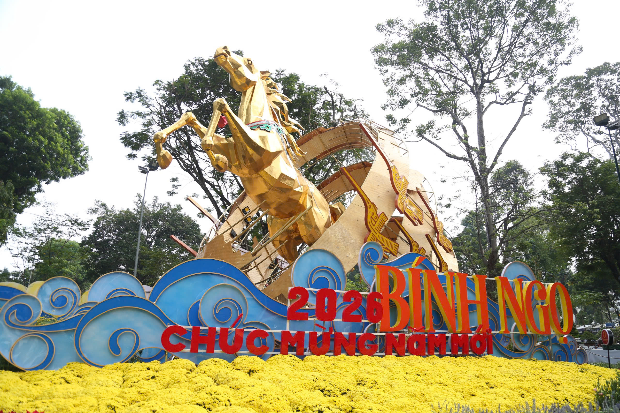 TP.HCM rộn ràng điểm du xuân, thu hút người dân dịp tết Bính Ngọ 2026- Ảnh 6. TP.HCM rộn ràng điểm du xuân, thu hút người dân dịp tết Bính Ngọ 2026- Ảnh 6.