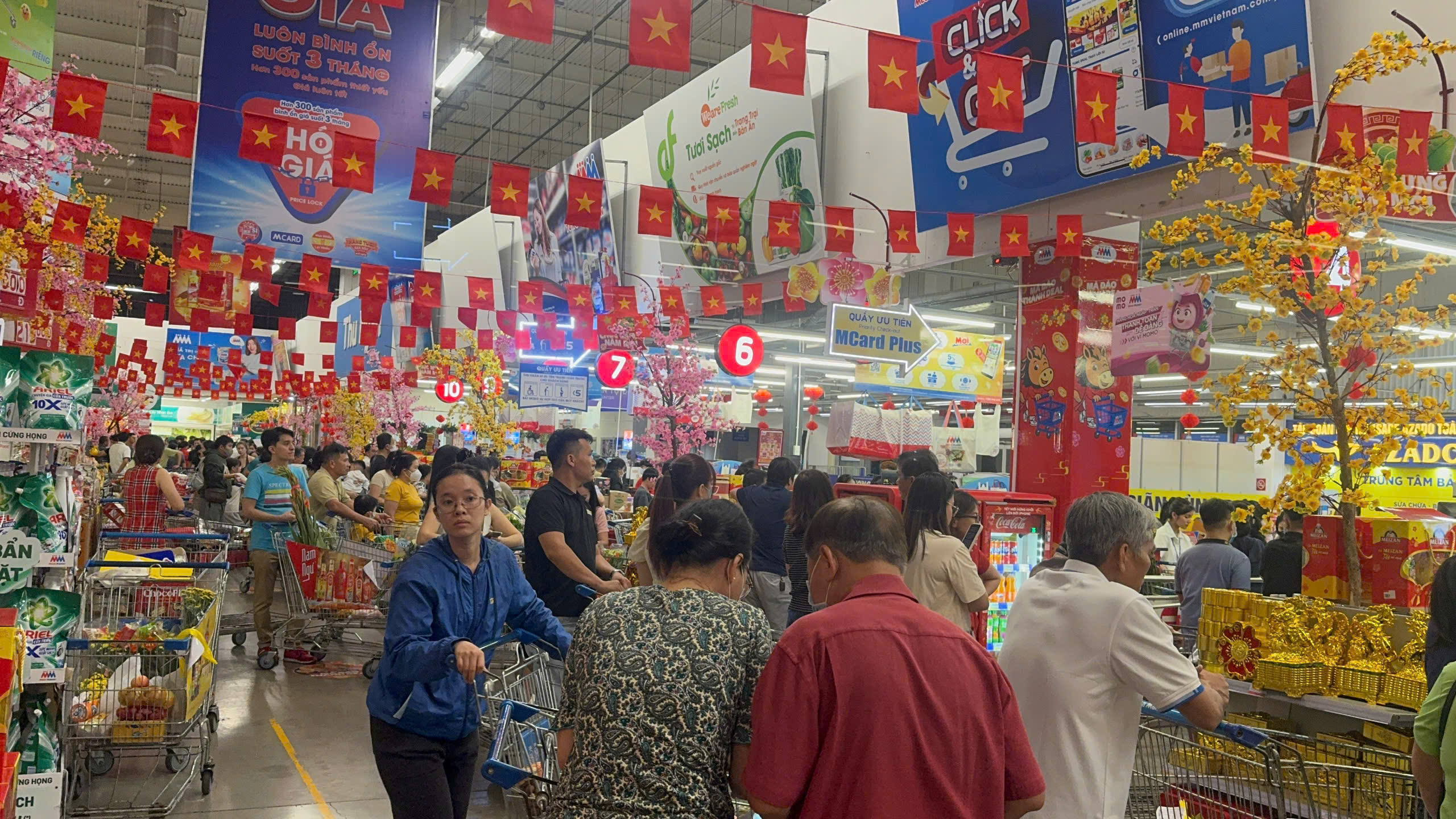 Đồng Nai: Si&ecirc;u thị qu&aacute; tải, chợ đ&ocirc;ng k&iacute;n, qu&agrave; Valentine h&uacute;t kh&aacute;ch- Ảnh 6.