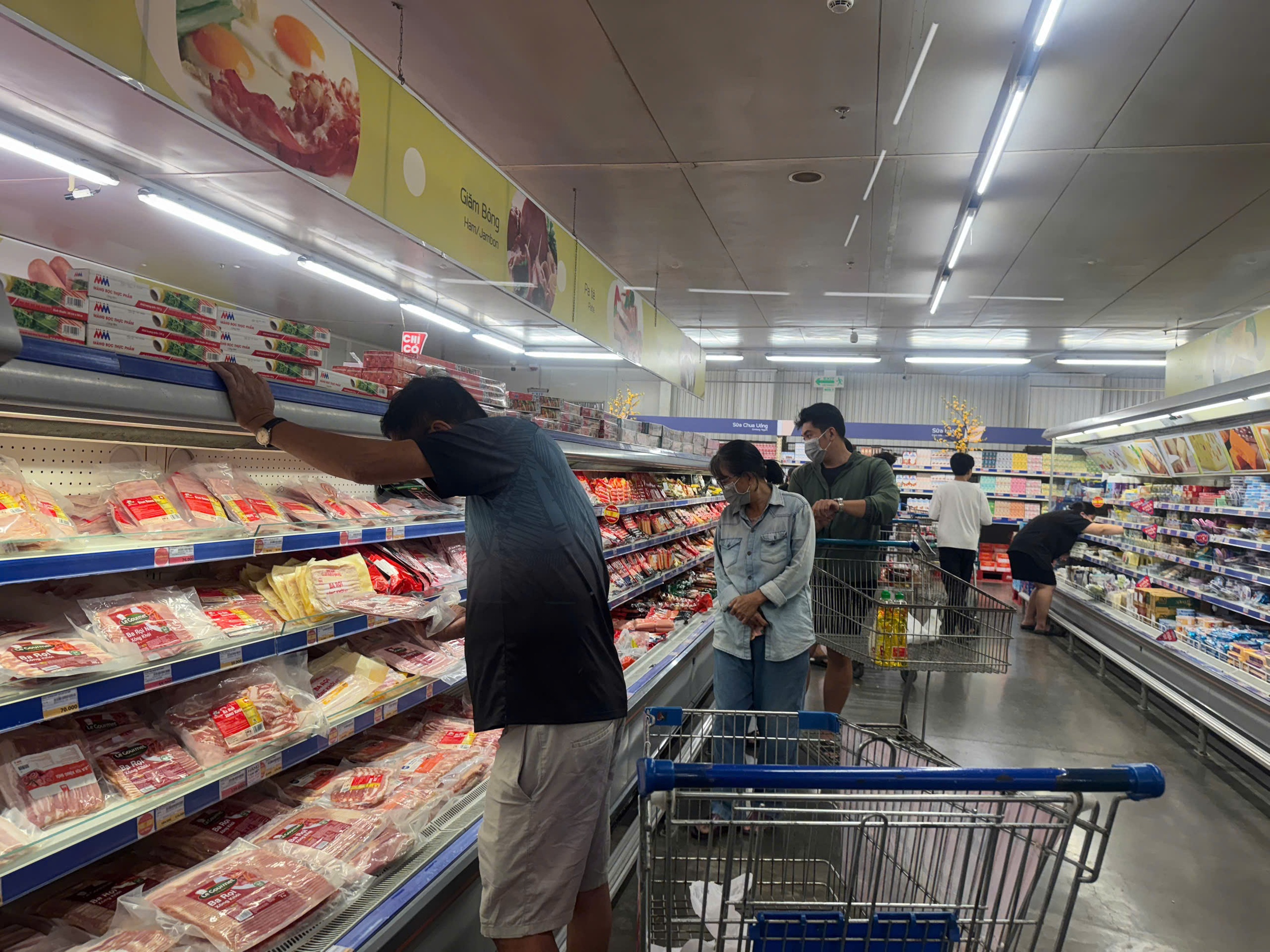 Đồng Nai: Si&ecirc;u thị qu&aacute; tải, chợ đ&ocirc;ng k&iacute;n, qu&agrave; Valentine h&uacute;t kh&aacute;ch- Ảnh 4.