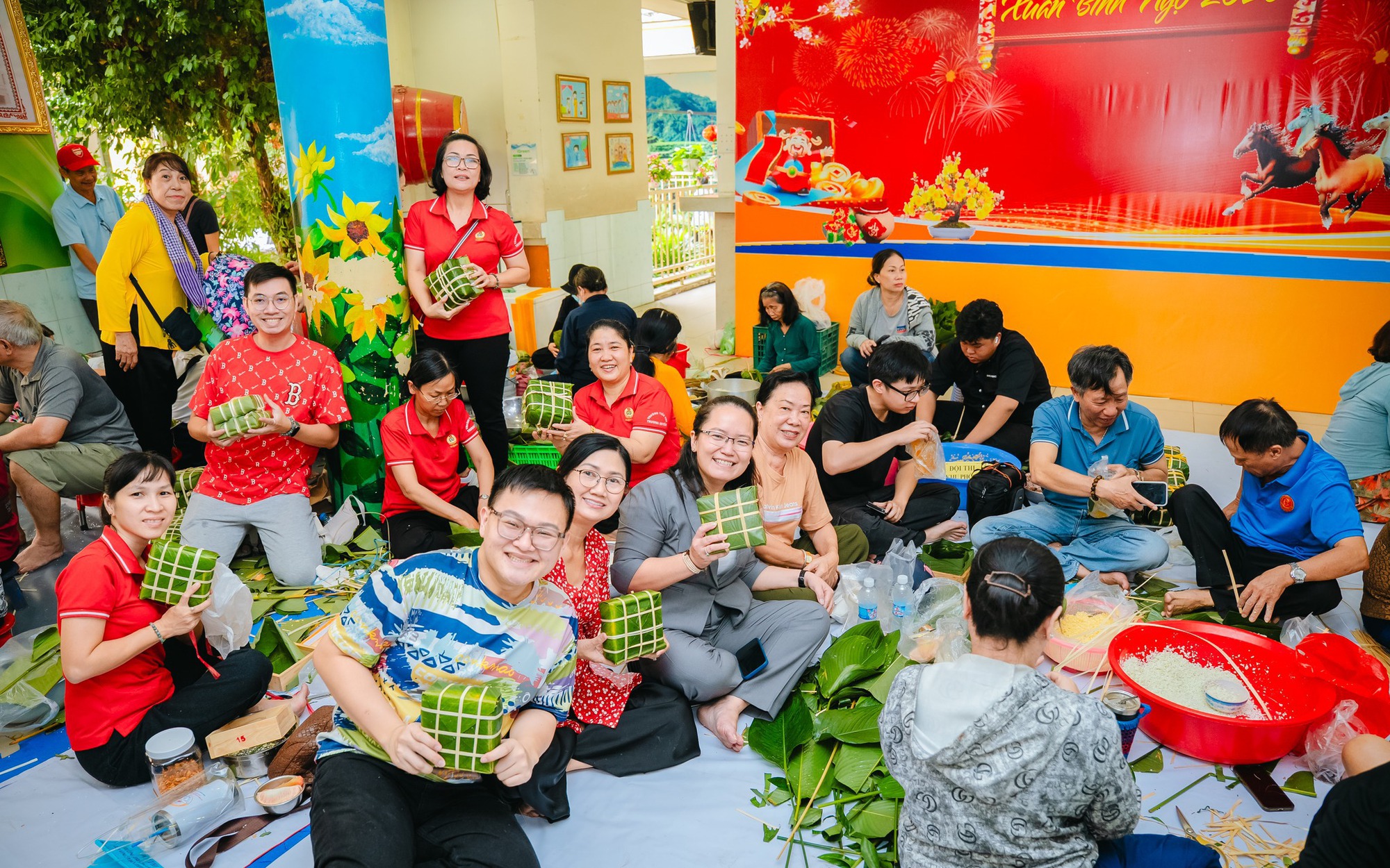 Xuân này đi đâu, ăn gì, chơi gì ở Đồng Nai - Vũng Tàu?- Ảnh 7. Giữ lửa nồi bánh nghĩa tình: Không khí đón Tết rộn ràng khắp các tỉnh phía Nam