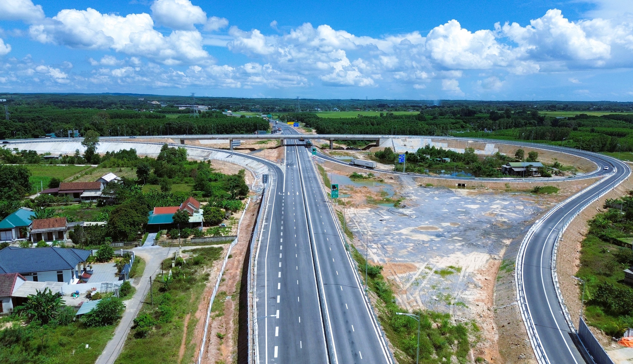 Cao tốc qua Quảng Trị nhộn nhịp xe ra Bắc, giảm tải &aacute;p lực cho QL1, đường Hồ Ch&iacute; Minh- Ảnh 11.