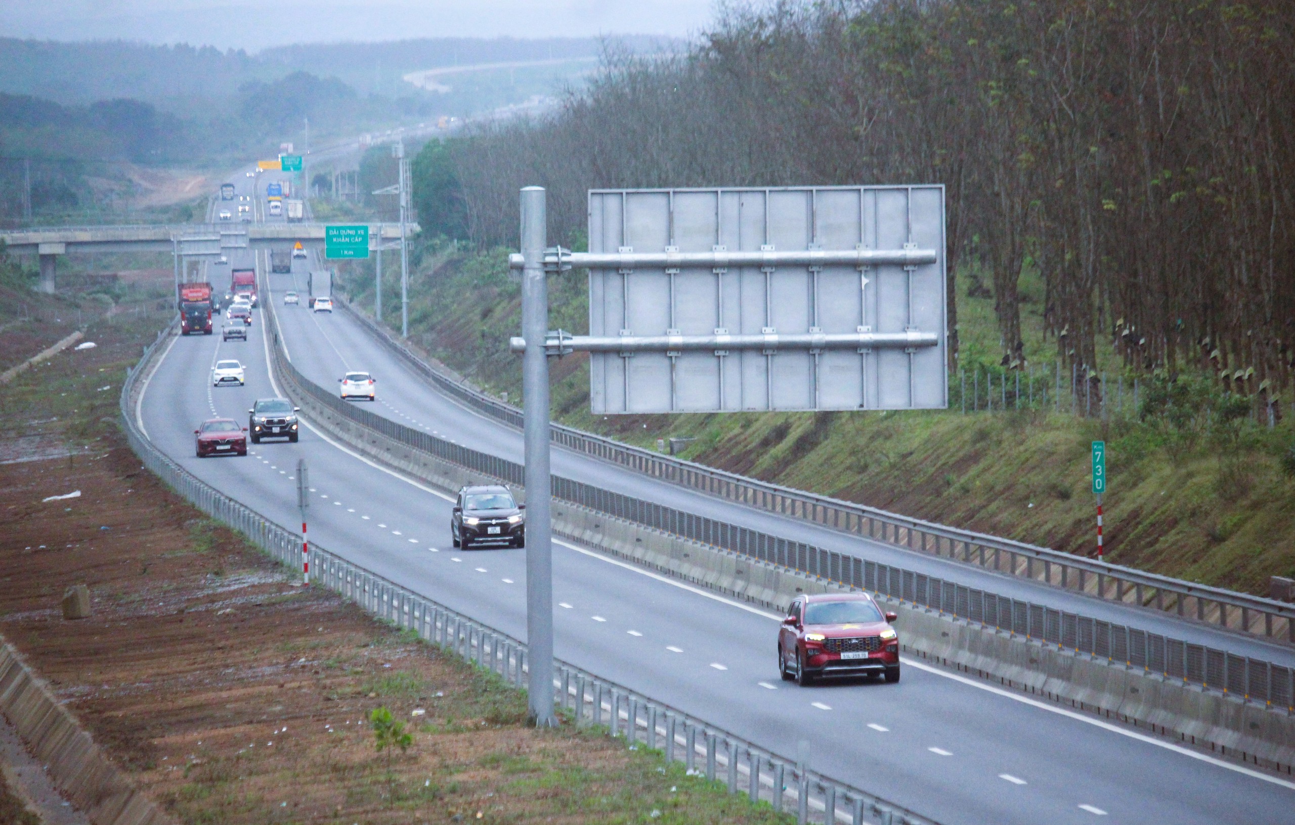 Cao tốc qua Quảng Trị nhộn nhịp xe ra Bắc, giảm tải &aacute;p lực cho QL1, đường Hồ Ch&iacute; Minh- Ảnh 3.
