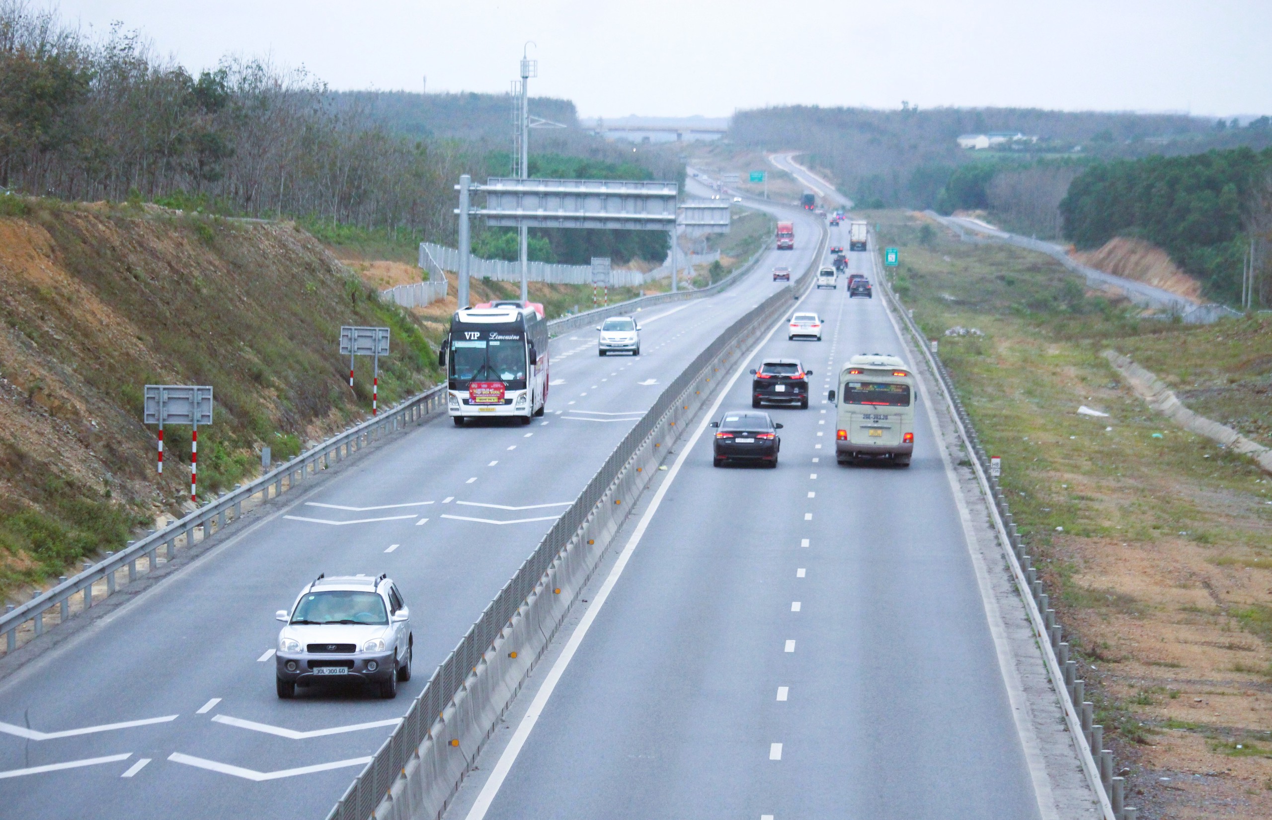 Cao tốc qua Quảng Trị nhộn nhịp xe ra Bắc, giảm tải &aacute;p lực cho QL1, đường Hồ Ch&iacute; Minh- Ảnh 8.