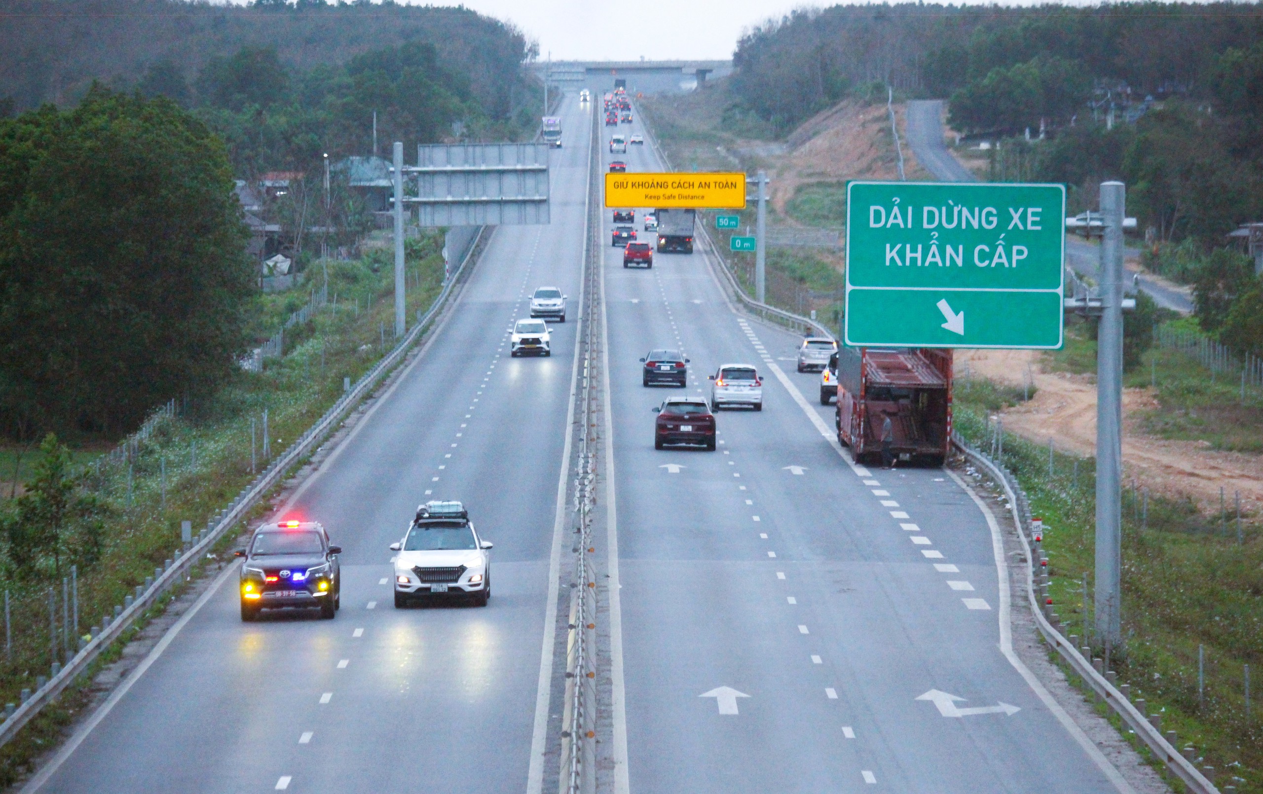 Cao tốc qua Quảng Trị nhộn nhịp xe ra Bắc, giảm tải &aacute;p lực cho QL1, đường Hồ Ch&iacute; Minh- Ảnh 9.