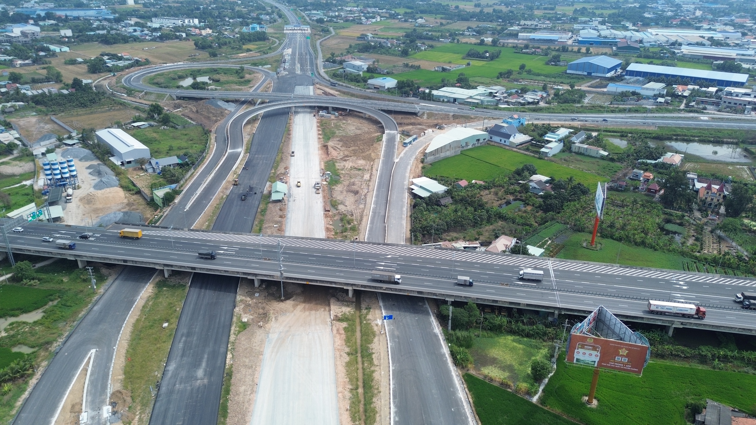 Dự án Vành đai 3 qua Tây Ninh tăng tốc về đích, đã hoàn thành hơn 90% khối lượng- Ảnh 1. Dự án Vành đai 3 qua Tây Ninh tăng tốc về đích, đã hoàn thành hơn 90% khối lượng- Ảnh 1.