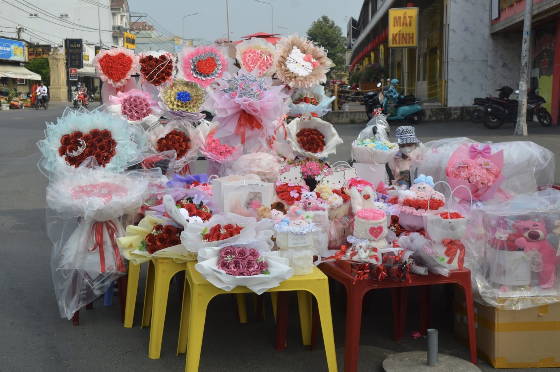 Đồng Nai: Si&ecirc;u thị qu&aacute; tải, chợ đ&ocirc;ng k&iacute;n, qu&agrave; Valentine h&uacute;t kh&aacute;ch- Ảnh 14.