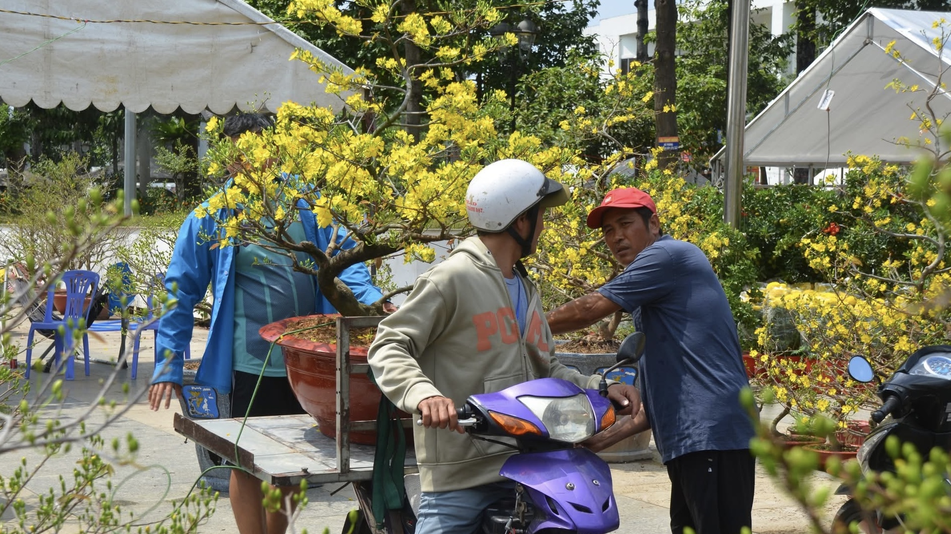 Đồng Nai: Si&ecirc;u thị qu&aacute; tải, chợ đ&ocirc;ng k&iacute;n, qu&agrave; Valentine h&uacute;t kh&aacute;ch- Ảnh 7.