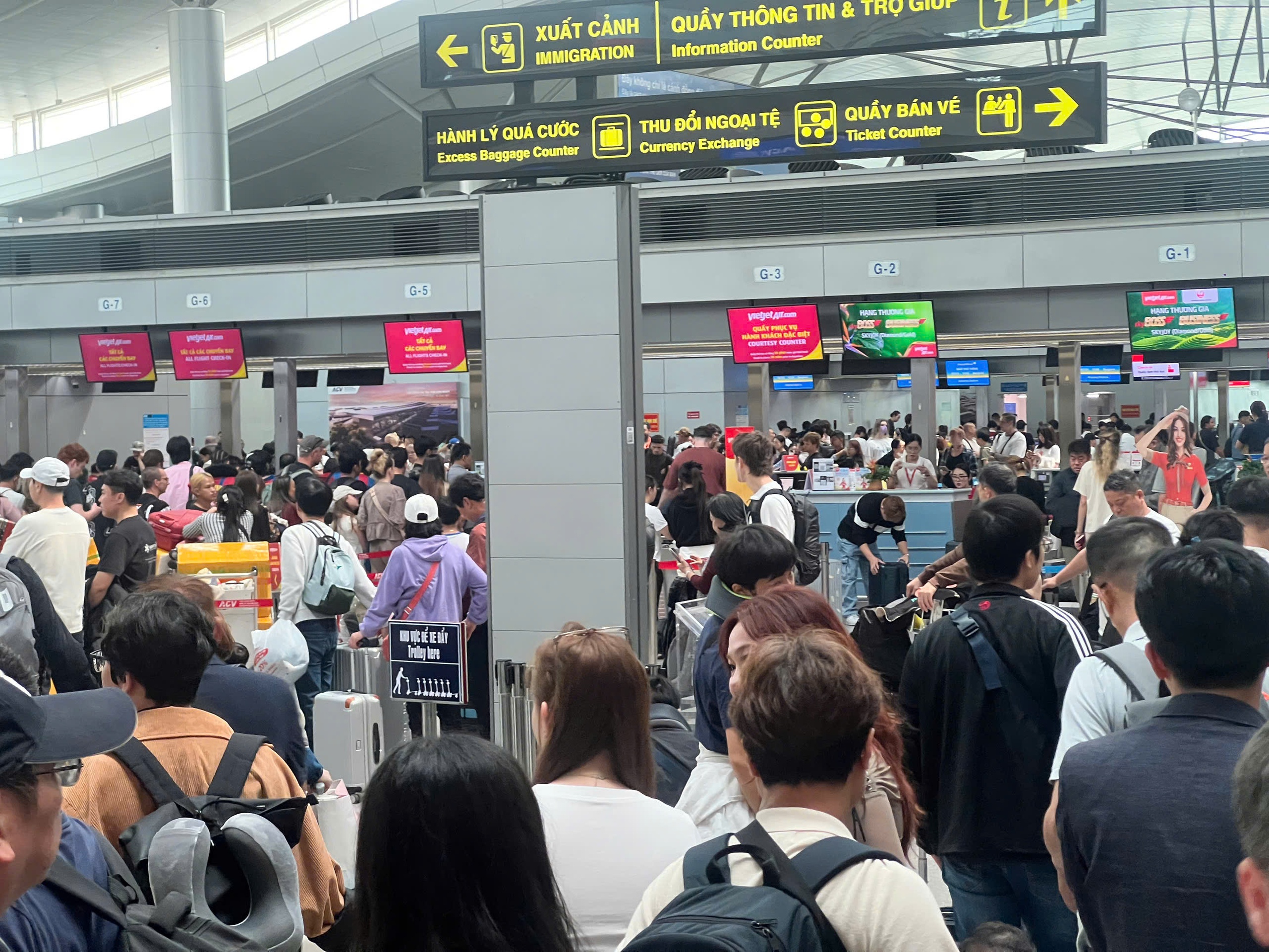 Sân bay Tân Sơn Nhất đón gần 159.000 khách ngày 27 Tết, bến xe TP.HCM cũng đông nghẹt- Ảnh 1. Sân bay Tân Sơn Nhất đón gần 159.000 khách ngày 27 Tết, bến xe TP.HCM cũng đông nghẹt- Ảnh 1.