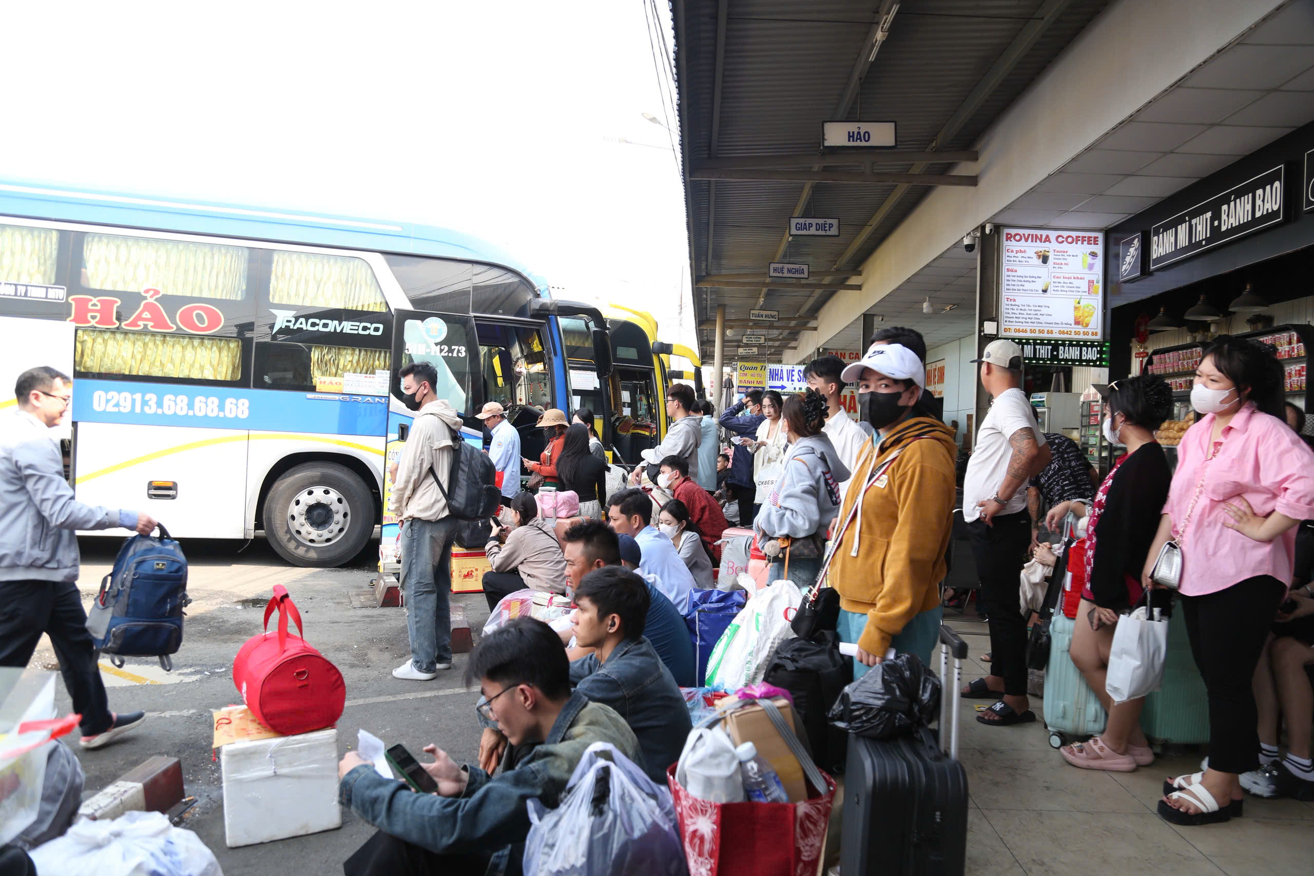 Sân bay Tân Sơn Nhất đón gần 159.000 khách ngày 27 Tết, bến xe TP.HCM cũng đông nghẹt- Ảnh 3. Sân bay Tân Sơn Nhất đón gần 159.000 khách ngày 27 Tết, bến xe TP.HCM cũng đông nghẹt- Ảnh 3.