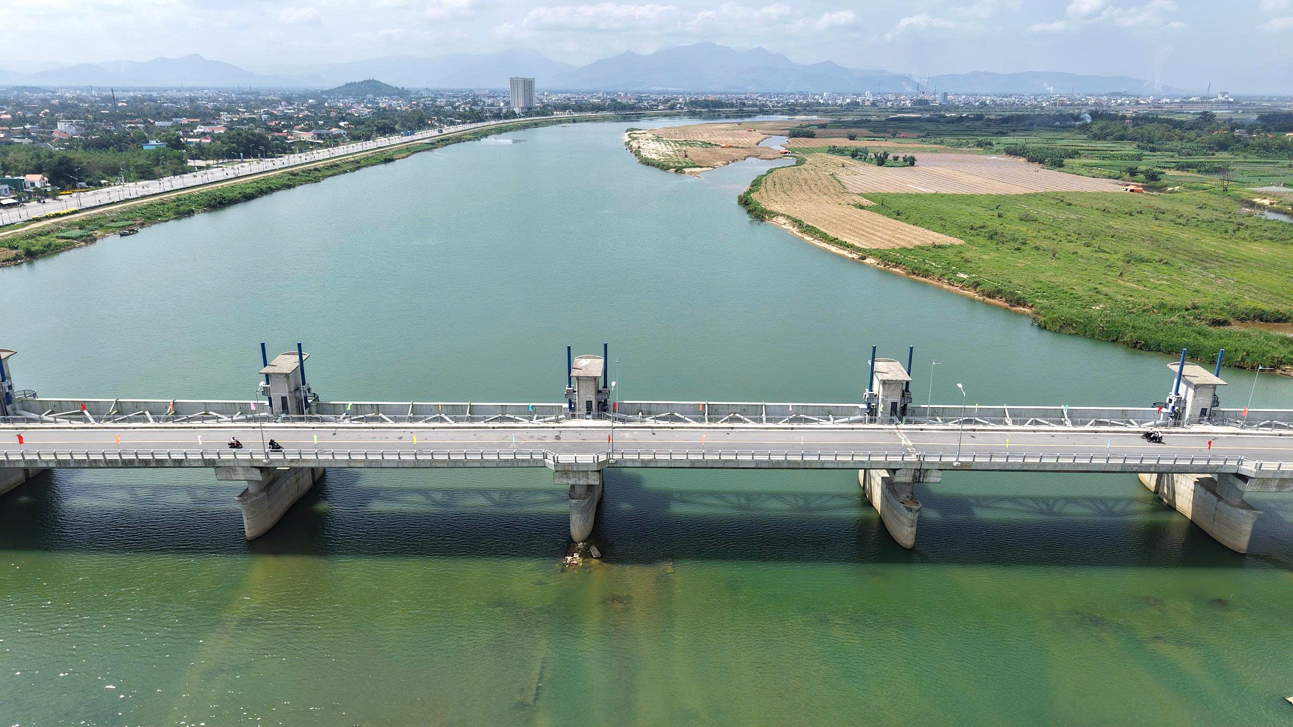 Đập dâng lớn nhất Quảng Ngãi thông xe, người dân phấn khởi đi lại dịp Tết- Ảnh 1. Đập dâng lớn nhất Quảng Ngãi thông xe, người dân phấn khởi đi lại dịp Tết- Ảnh 1.