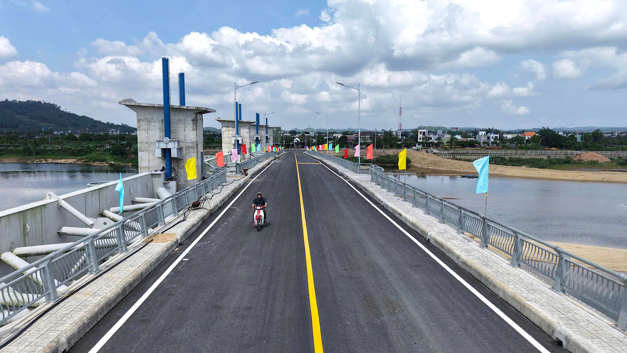 Đập dâng lớn nhất Quảng Ngãi thông xe, người dân phấn khởi đi lại dịp Tết- Ảnh 3. Đập dâng lớn nhất Quảng Ngãi thông xe, người dân phấn khởi đi lại dịp Tết- Ảnh 3.