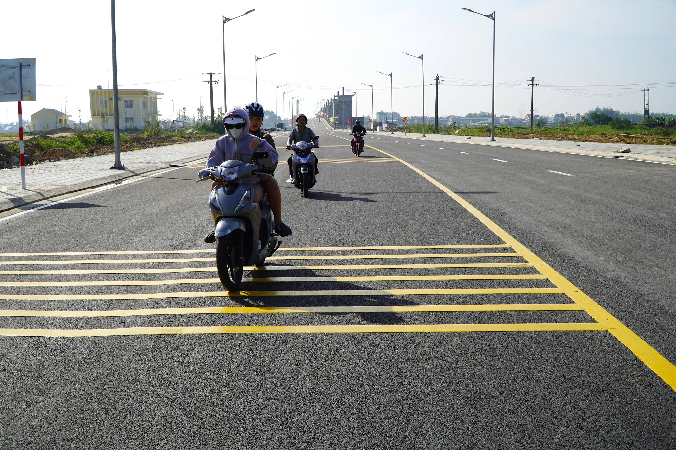 Đập dâng lớn nhất Quảng Ngãi thông xe, người dân phấn khởi đi lại dịp Tết- Ảnh 5. Đập dâng lớn nhất Quảng Ngãi thông xe, người dân phấn khởi đi lại dịp Tết- Ảnh 5.