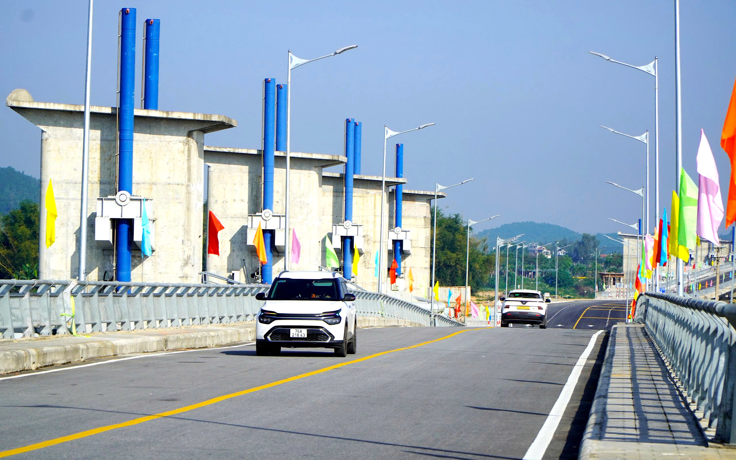 Đập dâng lớn nhất Quảng Ngãi thông xe, người dân phấn khởi đi lại dịp Tết- Ảnh 7. Đập dâng lớn nhất Quảng Ngãi thông xe, người dân phấn khởi đi lại dịp Tết- Ảnh 7.