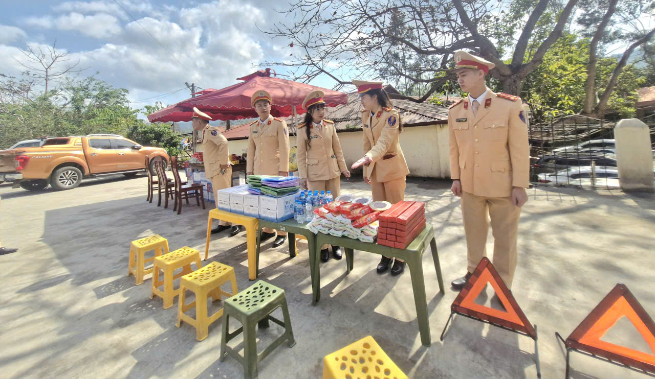 CSGT Lạng Sơn bảo đảm ATGT, hỗ trợ người d&acirc;n về qu&ecirc; đ&oacute;n Tết an to&agrave;n- Ảnh 8.